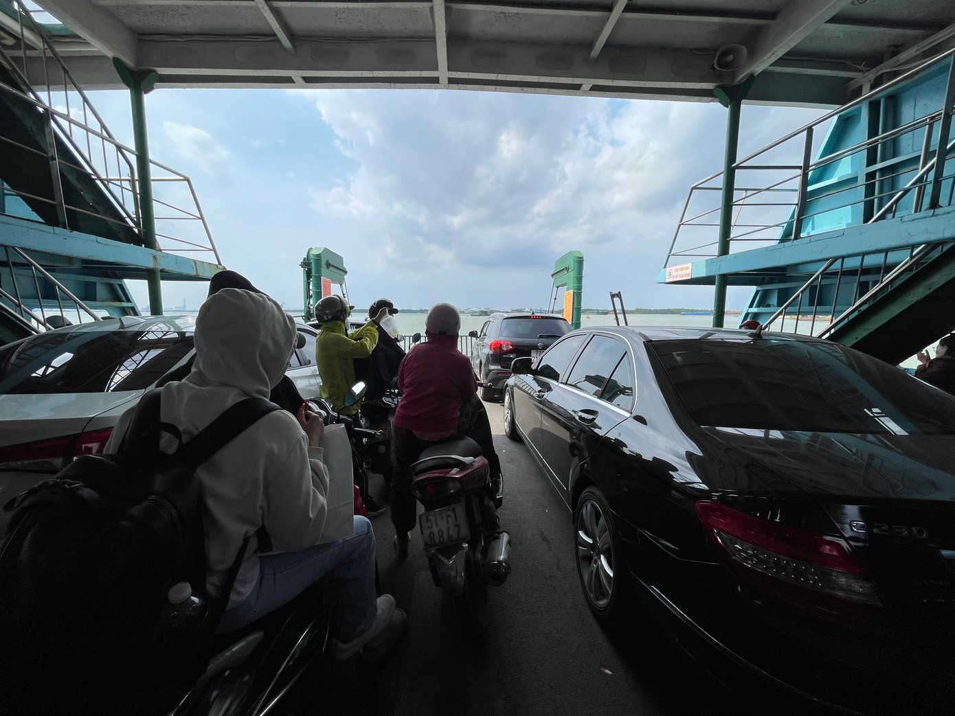 Nhiều người tranh thủ "tiếp nước" trong lúc chờ phà di chuyển.