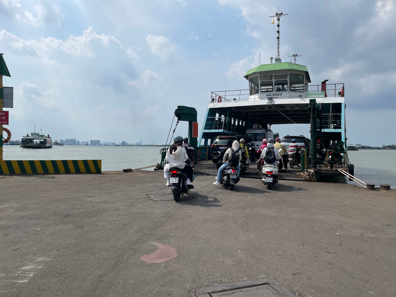 Tầm 14h nhưng tiết trời tại khu vực phà Bình Khánh vẫn nắng nóng khá gay gắt.