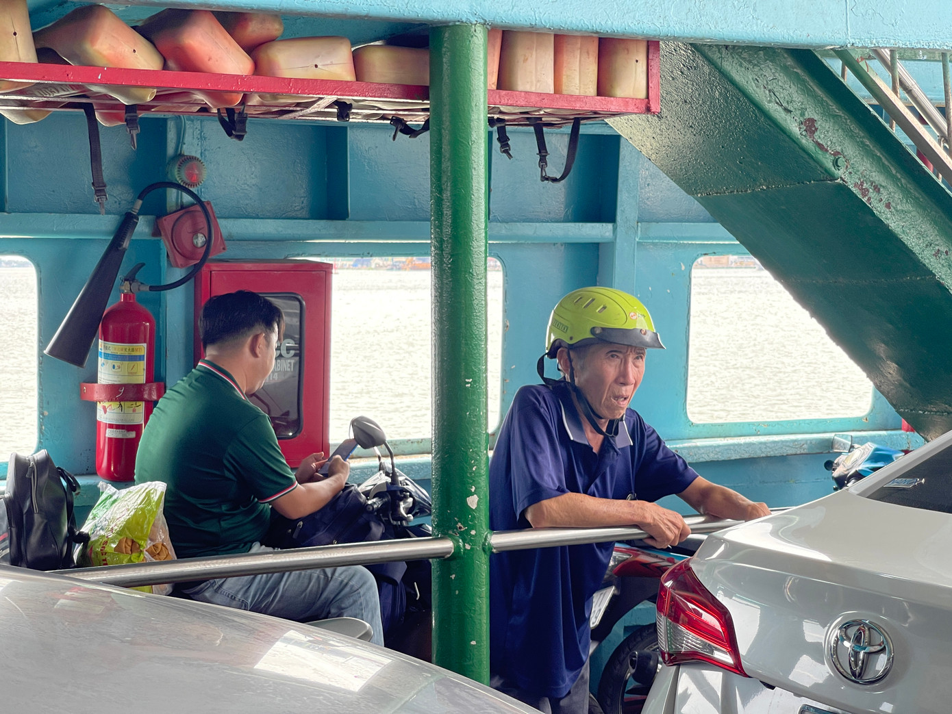 Dưới tiết trời oi bức, nhiều người dân thở dốc vì mệt mỏi.