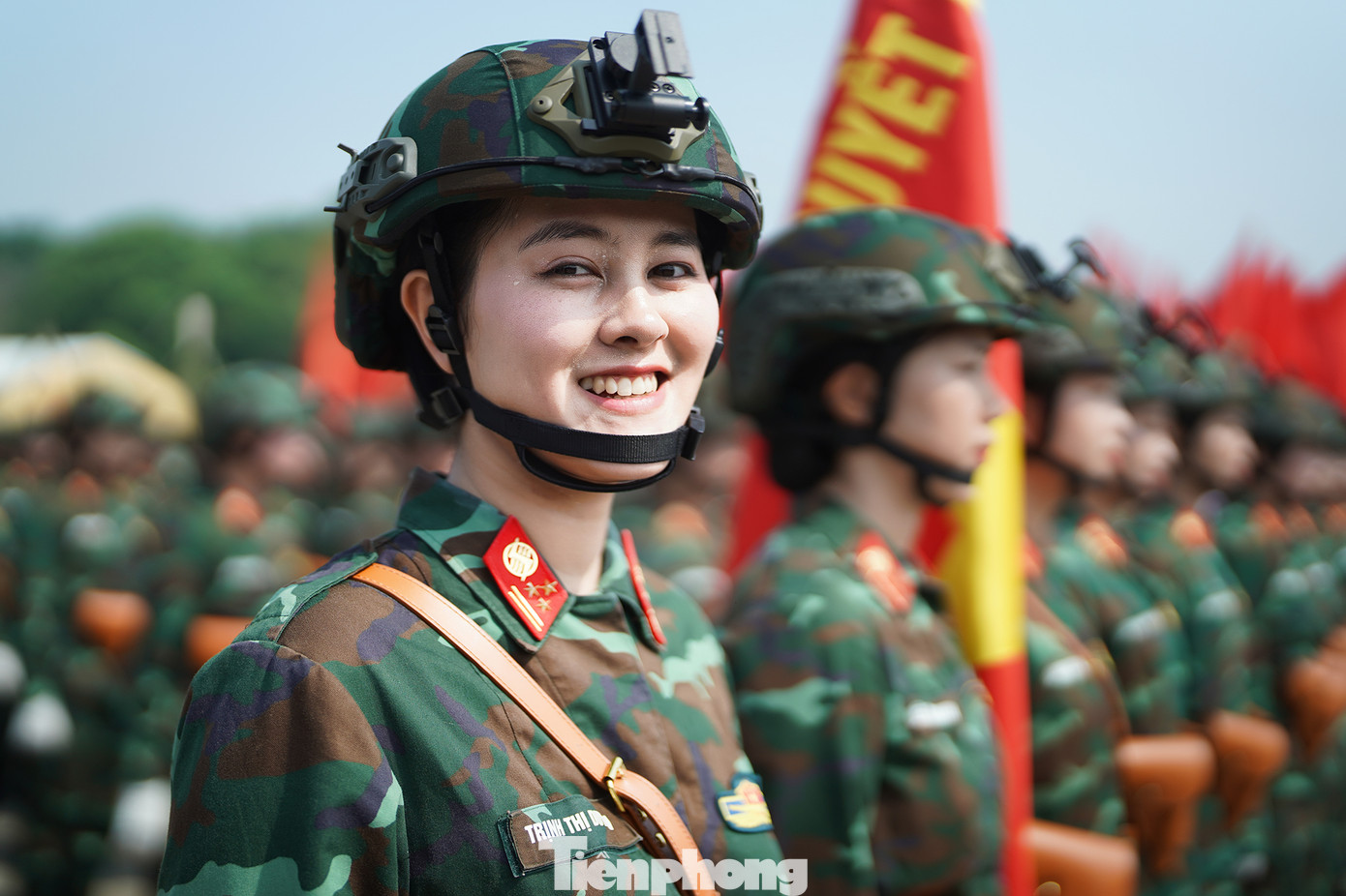 Nụ cười tươi của chiến sĩ Trịnh Thị Duyên, khối Thông tin liên lạc.