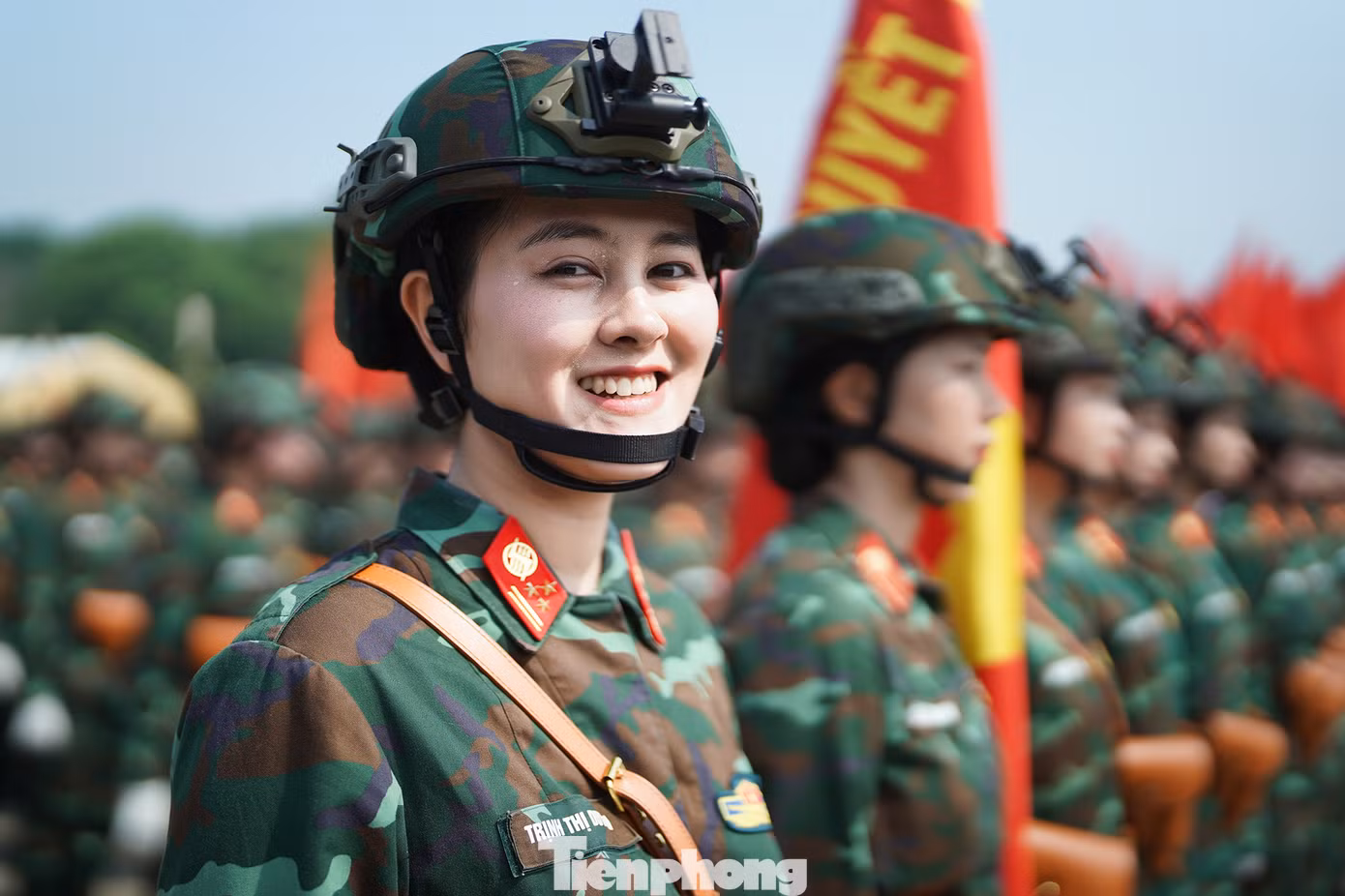 Nụ cười tươi của chiến sĩ Trịnh Thị Duyên, khối Thông tin liên lạc.