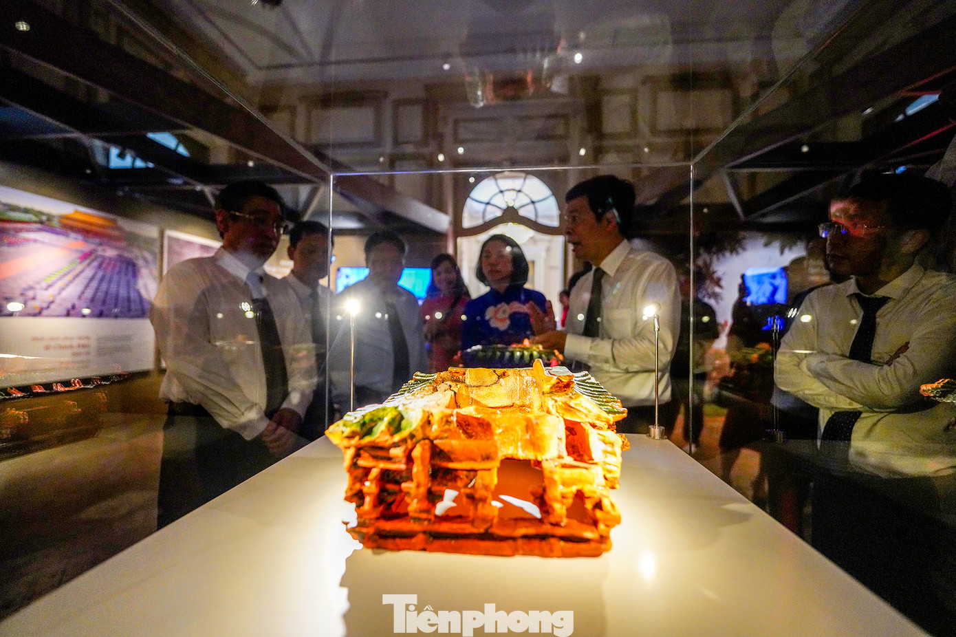 Bảo vật quốc gia mô hình kiến trúc thời Lê sơ từ thế kỷ 15 gây ấn tượng mạnh với quan khách. Mô hình có niên đại hơn 500 năm, cho thấy lối kiến trúc đấu củng của cung điện thời Lê sơ. Hiện vật được tìm thấy trong hố khai quật tại phía Đông Bắc, cách điện Kính Thiên - trung tâm Hoàng thành Thăng Long khoảng 100 m. Đầu năm 2024, mô hình được Thủ tướng ký quyết định là bảo vật quốc gia.