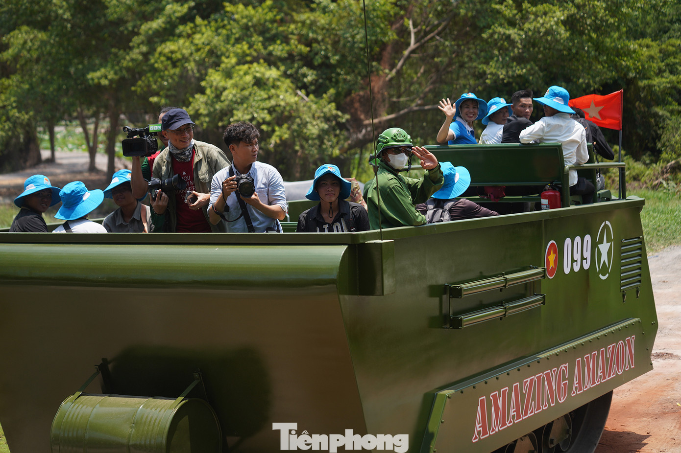 KDL này đưa vào dòng xe cải tiến mô phỏng theo mẫu thiết giáp M-113 (kiểu thiết giáp lội nước) và đào tạo đội ngũ lái xe như những bộ đội tăng thiết giáp thực thụ. Trải nghiệm mới lạ này hứa hẹn sẽ cho du khách trải nghiệm độc đáo khi chầm chậm đi xuyên những cánh rừng nhiệt đới bên trong KDL.