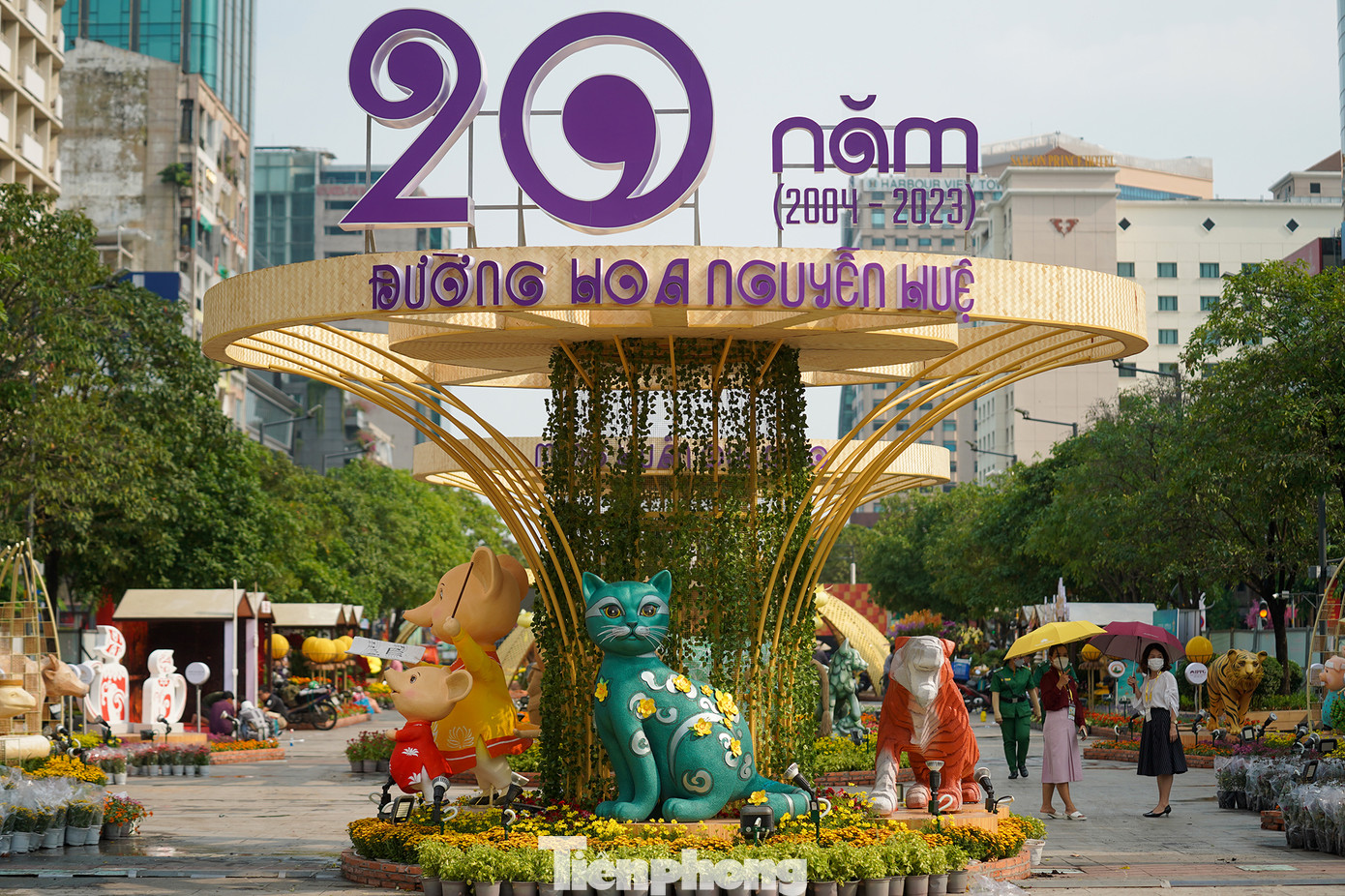 Năm nay cũng là dịp đường hoa Nguyễn Huệ tròn 20 năm tuổi. Kỷ niệm 20 năm đường hoa, trên diện tích hơn 240 m2 sau lưng cổng chào là đại cảnh Vùng ký ức. Tại đây toàn bộ mô hình 20 linh vật đã từng xuất hiện tại vị trí cổng chào thể hiện ở mức tương đồng đến 80% so với nguyên bản năm xưa, với kích thước nhỏ hơn. Qua 20 năm Đường hoa, tổng cộng có 8 linh vật đã đến, đã đi và quay trở lại gồm các linh vật: Thân, Dậu, Tuất, Hợi, Tý, Sửu, Dần và Mão. Các linh vật tại đại cảnh “Vùng ký ức” được thể hiện ở mức tương đồng đến 80% so với nguyên bản năm xưa.