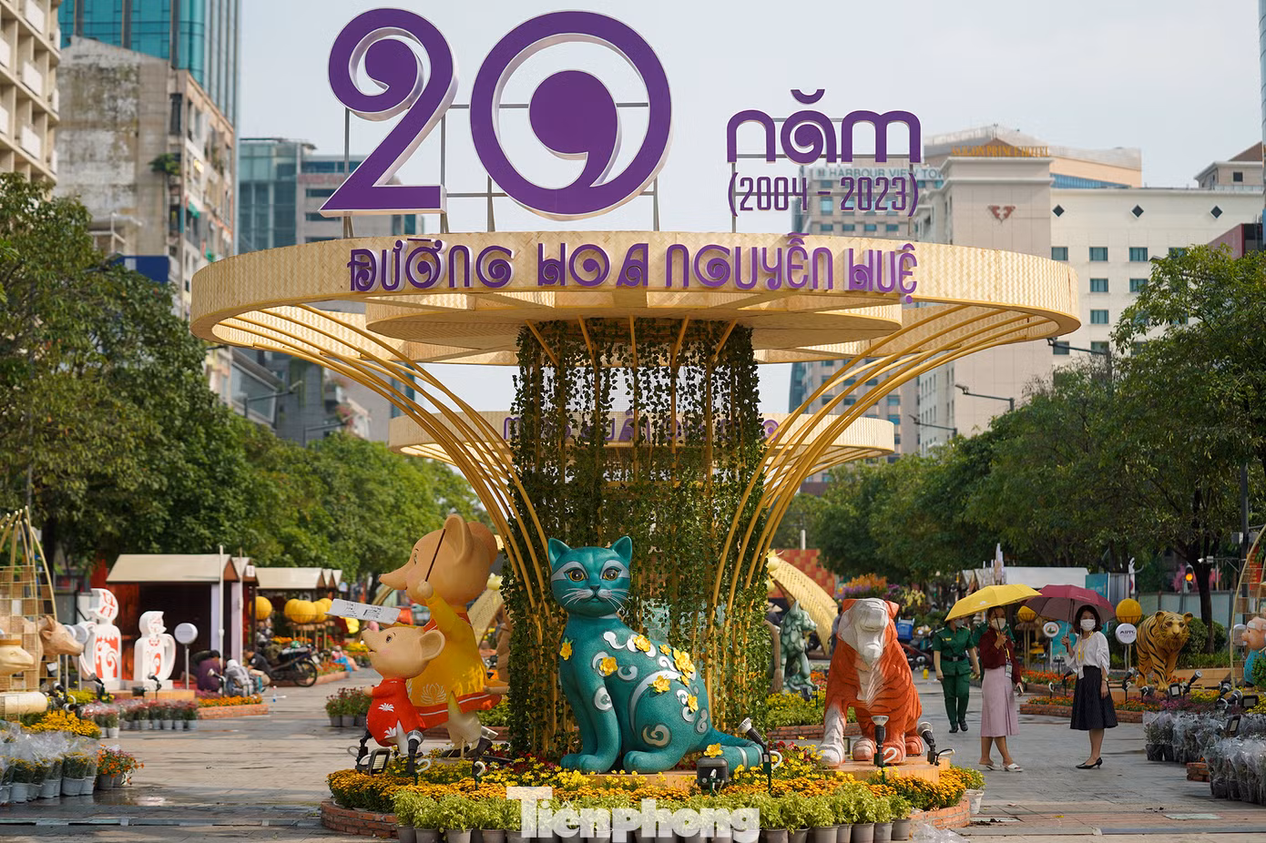 Năm nay cũng là dịp đường hoa Nguyễn Huệ tròn 20 năm tuổi. Kỷ niệm 20 năm đường hoa, trên diện tích hơn 240 m2 sau lưng cổng chào là đại cảnh Vùng ký ức. Tại đây toàn bộ mô hình 20 linh vật đã từng xuất hiện tại vị trí cổng chào thể hiện ở mức tương đồng đến 80% so với nguyên bản năm xưa, với kích thước nhỏ hơn. Qua 20 năm Đường hoa, tổng cộng có 8 linh vật đã đến, đã đi và quay trở lại gồm các linh vật: Thân, Dậu, Tuất, Hợi, Tý, Sửu, Dần và Mão. Các linh vật tại đại cảnh “Vùng ký ức” được thể hiện ở mức tương đồng đến 80% so với nguyên bản năm xưa.