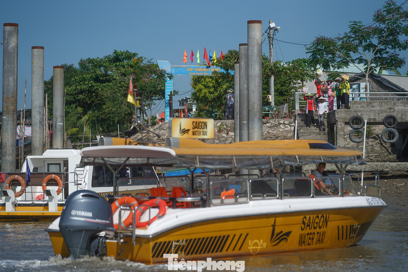 Người dân Thiềng Liềng chân chất ngày nào còn ngại gặp người lạ thì hiện nay đã có một tâm thế hoàn toàn khác. Bà con cắt cử một đội "nón lá, bà ba" ra tận cầu cảng đón du khách. Ra mắt từ cuối năm 2022, điểm du lịch cộng đồng tại ấp Thiềng Liềng đảm bảo tiêu chí “3 không”: Không khói bụi, không bến xe, không tệ nạn.