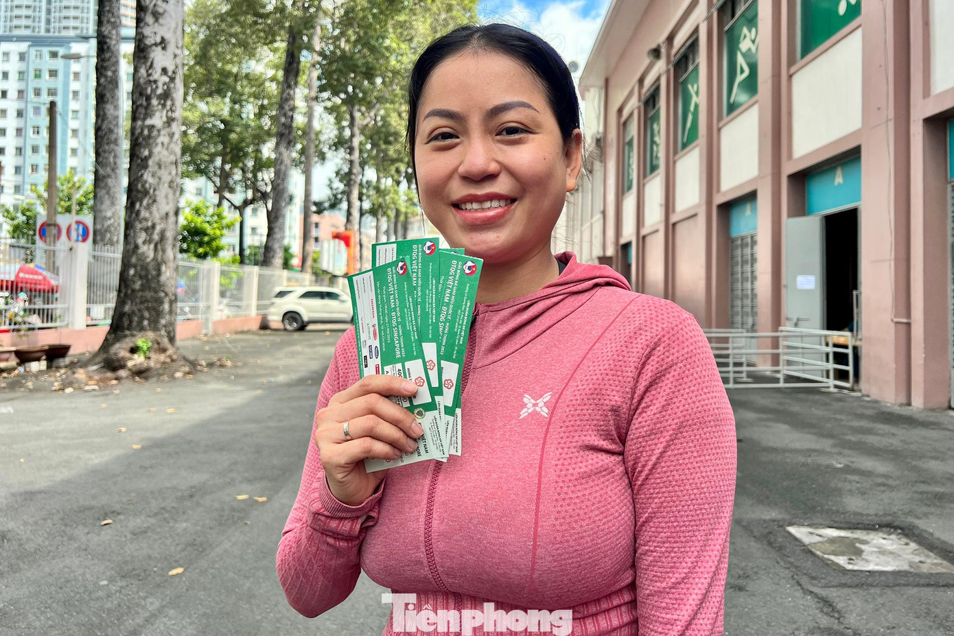 Chị Hồng Trang đi từ Quận 8 qua để mua 4 vé đi xem cùng gia đình. Chị Hồng Trang đi từ Quận 8 qua để mua 4 vé đi xem cùng gia đình.