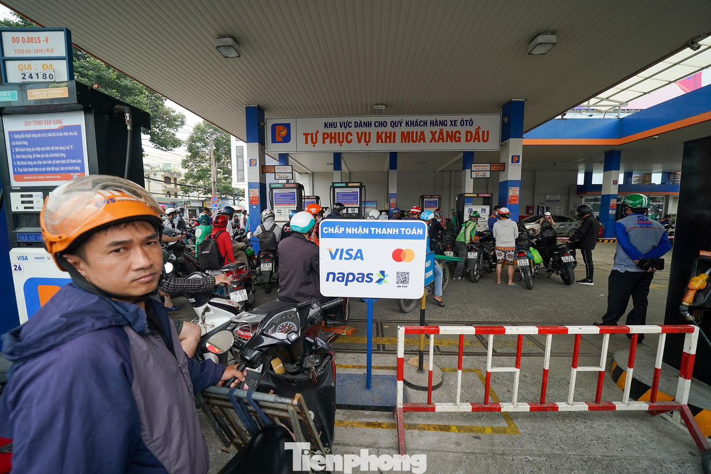 Tại cây xăng dầu số 10 (góc Lý Thường Kiệt - Lạc Long Quân, quận Tân Bình), nhiều người dân mệt mỏi chờ mua xăng, gây ra tình trạng ùn ứ.