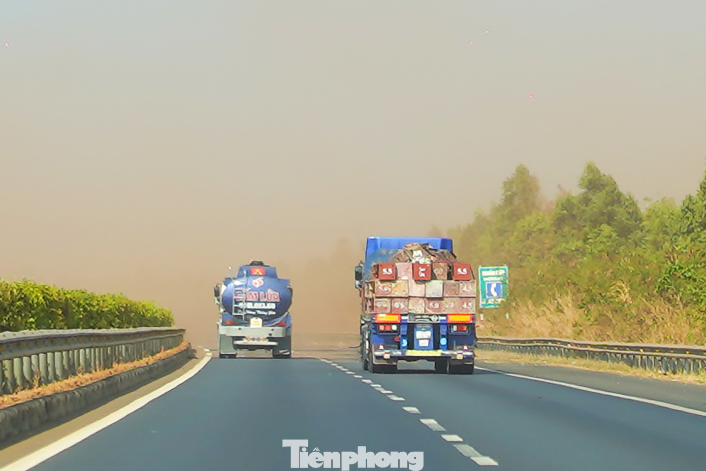 &quot;Đang chạy tốc độ cao mà như thế này thì quá nguy hiểm&quot;, vị tài xế chia sẻ.