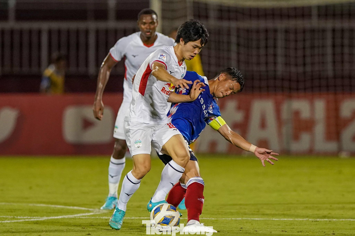 Hoàng Anh Gia Lai cũng đã cho thấy sự khởi sắc hơn trong lối chơi ở hiệp thi đấu thứ 2. Văn Thanh và Công Phượng cũng đã có cho mình 2 tình huống dứt điểm đưa bóng hướng về cầu môn của Yokohama F. Marinos. Dù vậy bàn thắng vẫn chưa đến với Hoàng Anh Gia Lai. Hoàng Anh Gia Lai cũng đã cho thấy sự khởi sắc hơn trong lối chơi ở hiệp thi đấu thứ 2. Văn Thanh và Công Phượng cũng đã có cho mình 2 tình huống dứt điểm đưa bóng hướng về cầu môn của Yokohama F. Marinos. Dù vậy bàn thắng vẫn chưa đến với Hoàng Anh Gia Lai.