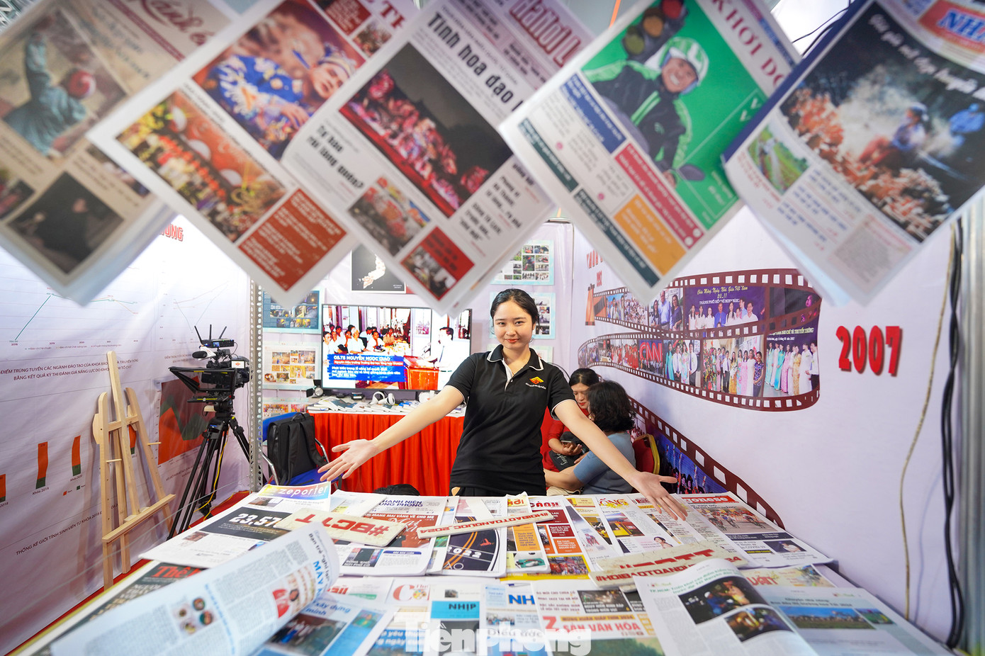 "Khi ra Hội báo, bản thân em mở mang thêm hiểu biết về nghề báo, bổ sung thêm kiến thức báo chí cho bản thân để làm hành trang cho tương lai. Em thấy hội báo mang đến cho em cảm giác ấm áp và nồng nàn hơi thở của tình đồng nghiệp vì em được giải đáp tất cả mọi thắc mắc từ các anh chị, cô chú", bạn Phạm Hoàng Khánh Vy, lớp BCCQTT K23, trường ĐH KHXHNV TPHCM chia sẻ.