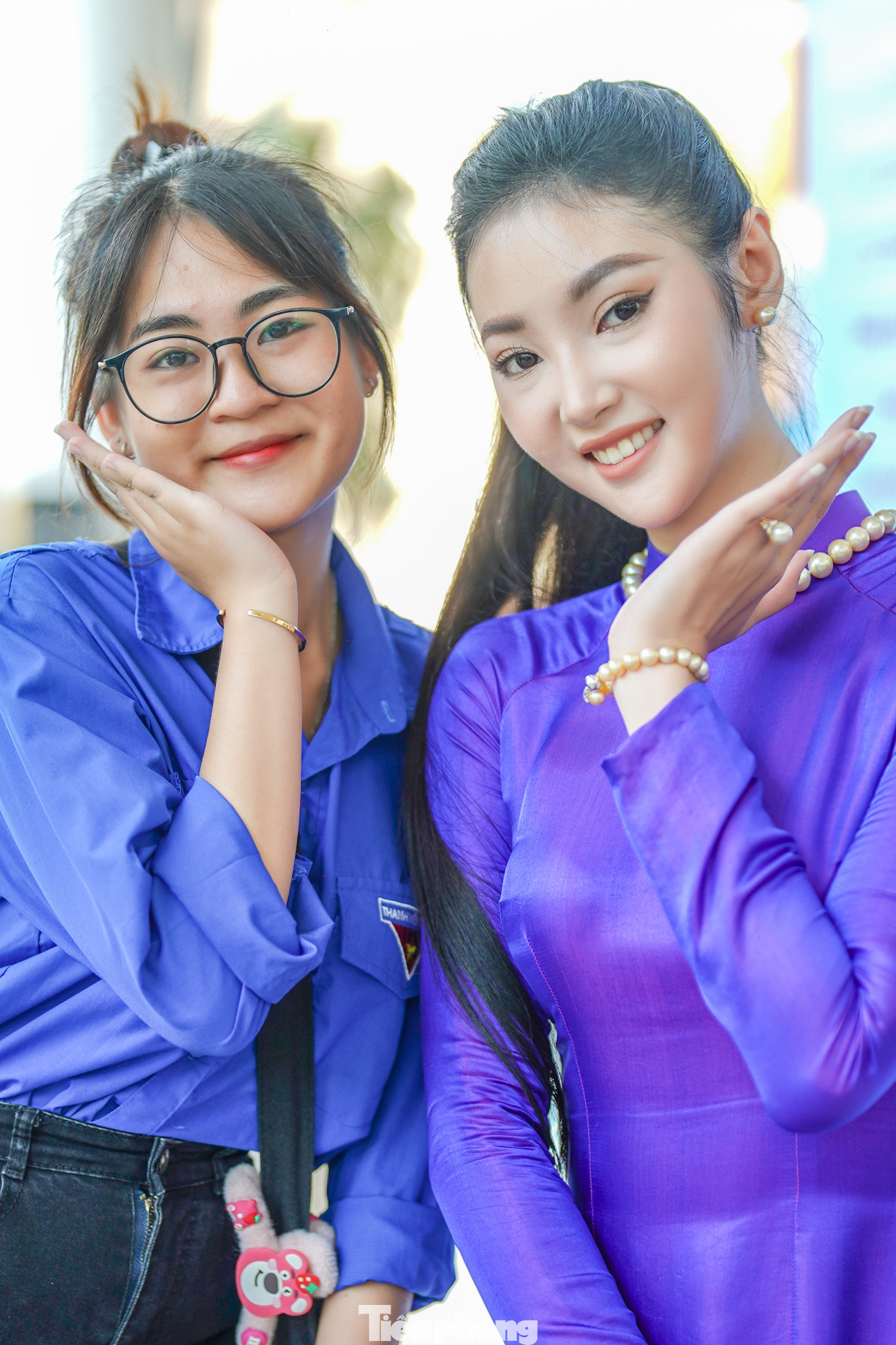 Người đẹp tạo dáng cùng đoàn viên Long An. Người đẹp tạo dáng cùng đoàn viên Long An.