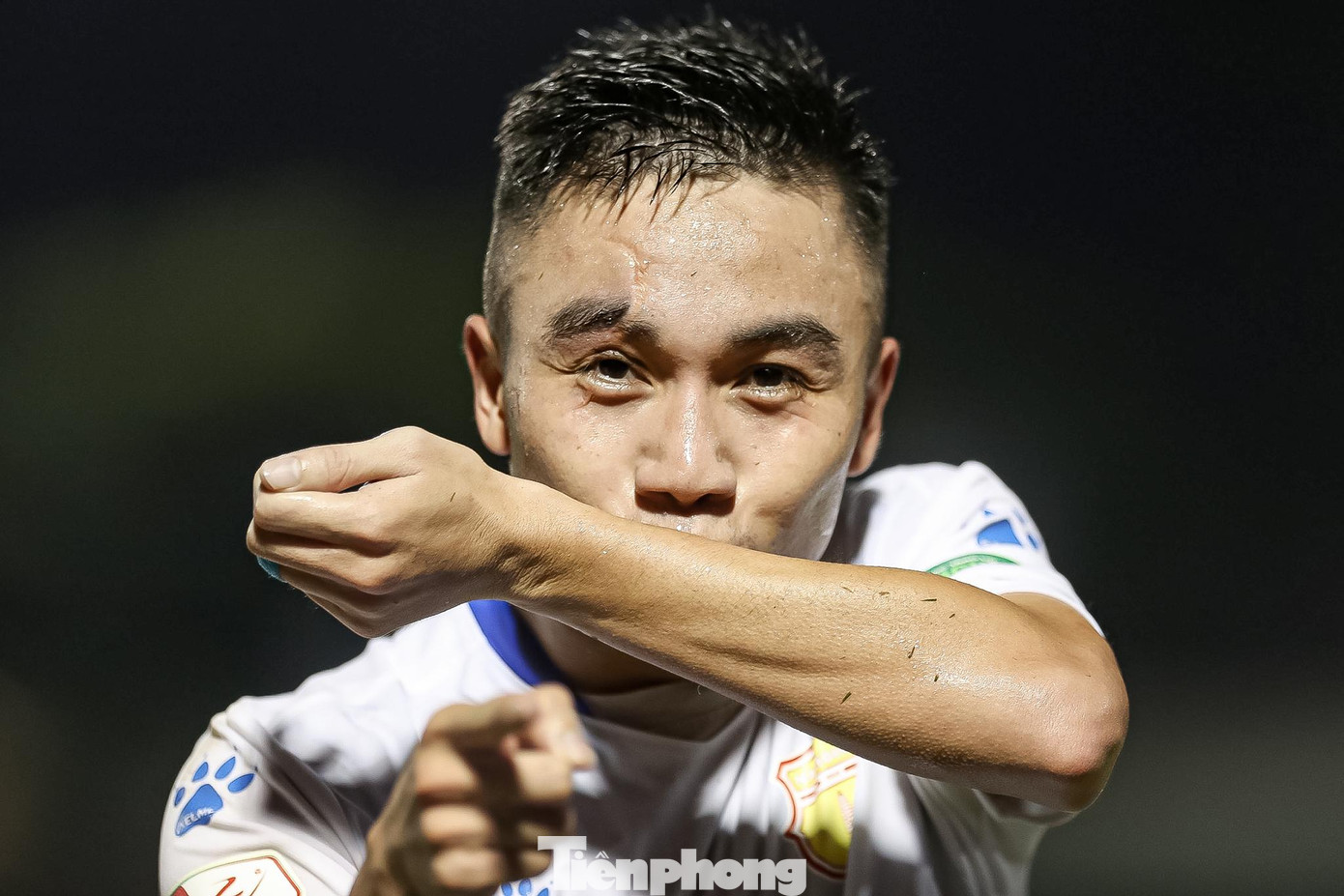 Trong khi đó, CLB Nam Định tận dụng tốt cơ hội. Từ một nỗ lực đi bóng bên cánh phải, Mạnh Hùng vượt qua Huy Toàn trước khi chích mũi giày vào góc gần khung thành, mở tỷ số cho đội khách ở phút 41. Thủ môn Bùi Tiến Dũng tỏ ra bị động và không kịp cản phá dù bóng đi không nhanh. Đây cũng là bàn thắng duy nhất trong hiệp một. Trong khi đó, CLB Nam Định tận dụng tốt cơ hội. Từ một nỗ lực đi bóng bên cánh phải, Mạnh Hùng vượt qua Huy Toàn trước khi chích mũi giày vào góc gần khung thành, mở tỷ số cho đội khách ở phút 41. Thủ môn Bùi Tiến Dũng tỏ ra bị động và không kịp cản phá dù bóng đi không nhanh. Đây cũng là bàn thắng duy nhất trong hiệp một.