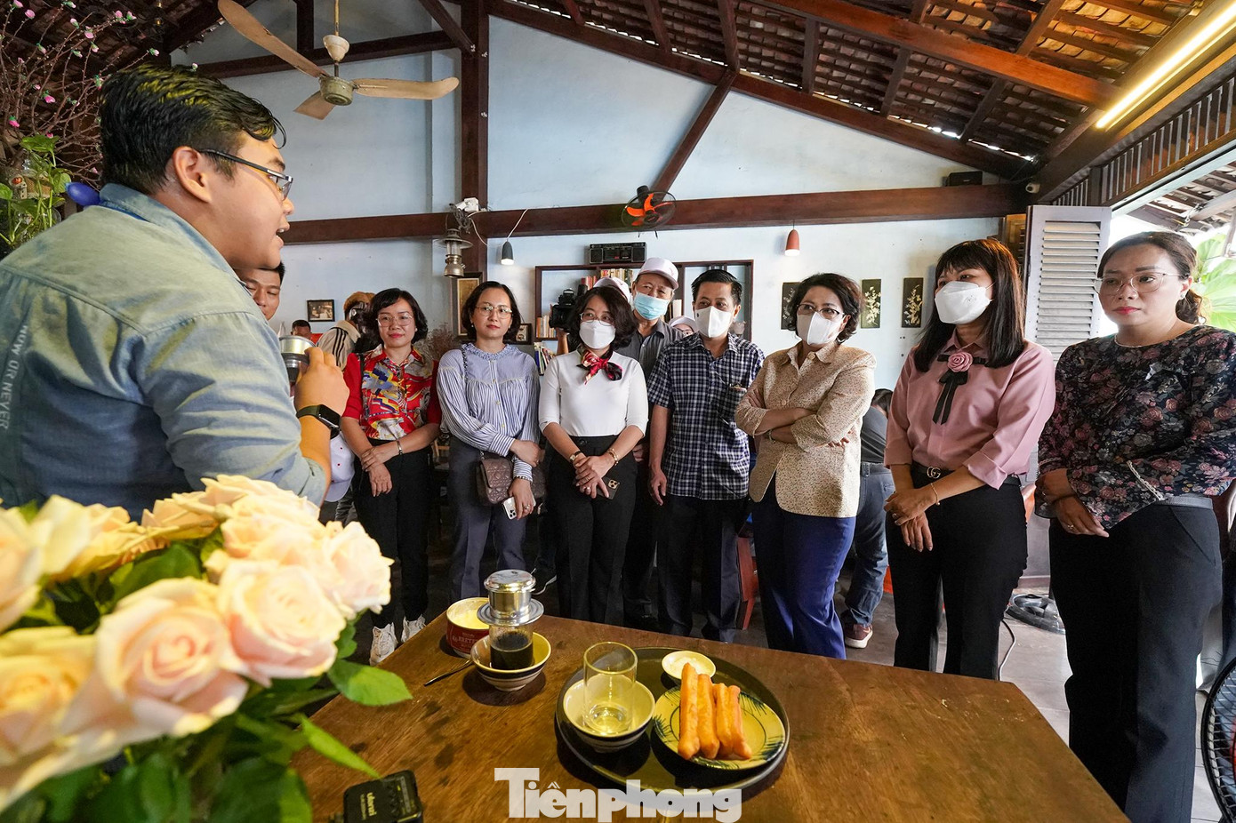 Thuyết minh viên đang giới thiệu cho du khách về cách dùng bơ kết hợp cà phê pha phin, ăn với bánh quẩy.