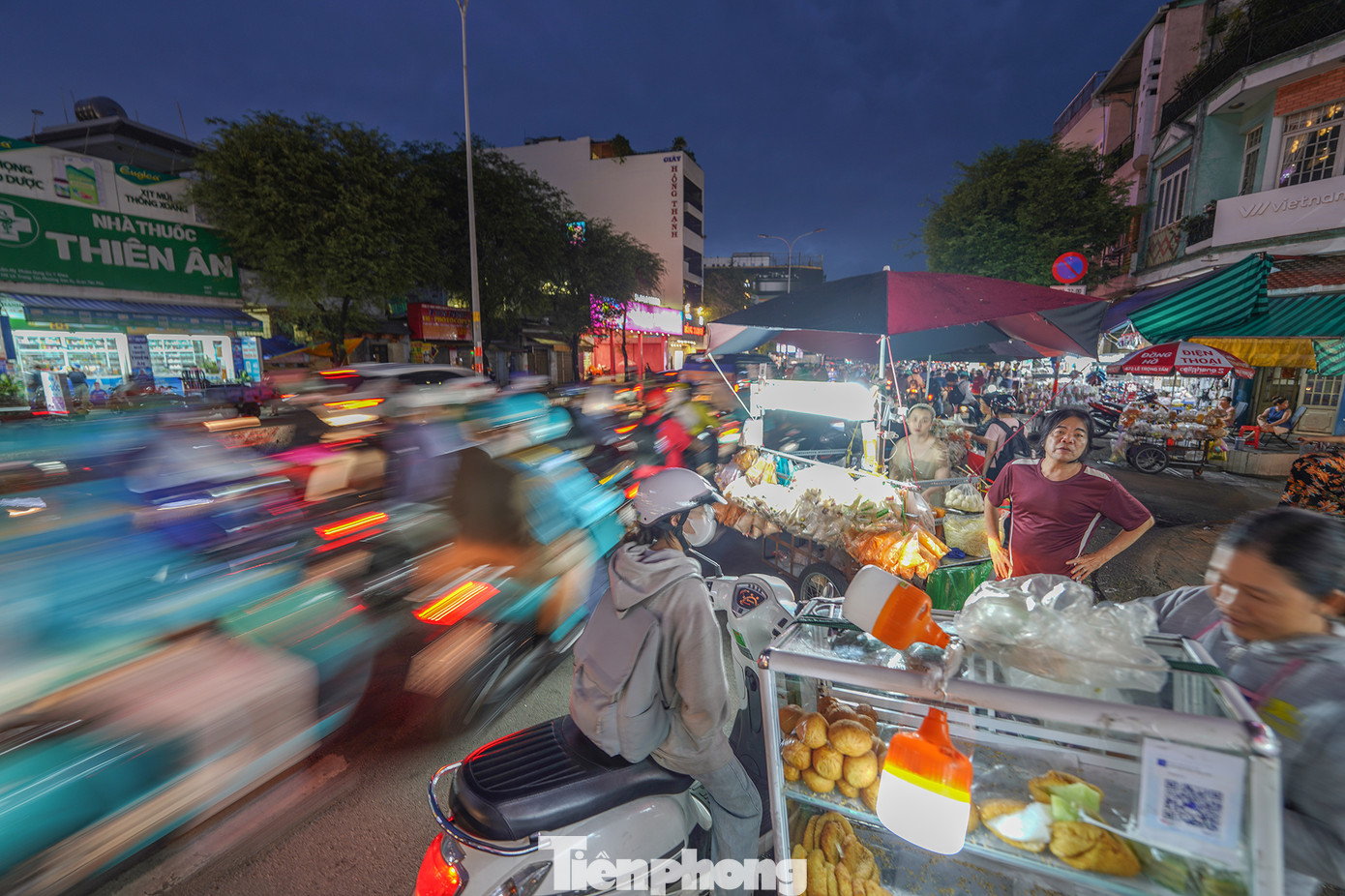 Hình ảnh nhếch nhác trước trường Đại Học Công Thương TPHCM (đường Lê Trọng Tấn, quận Tân Phú).