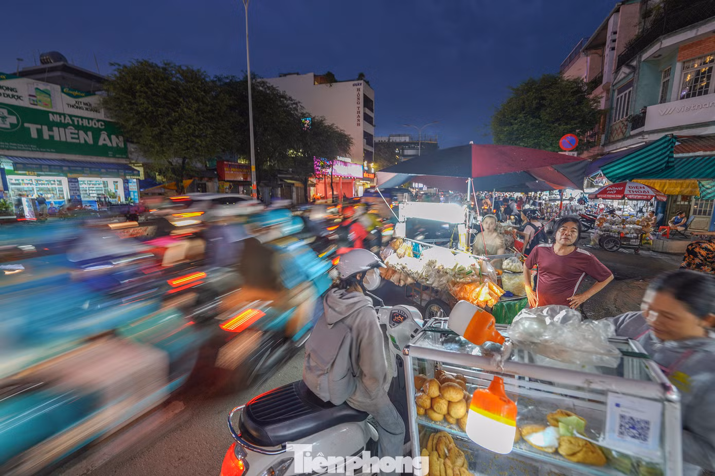 Hình ảnh nhếch nhác trước trường Đại Học Công Thương TPHCM (đường Lê Trọng Tấn, quận Tân Phú).