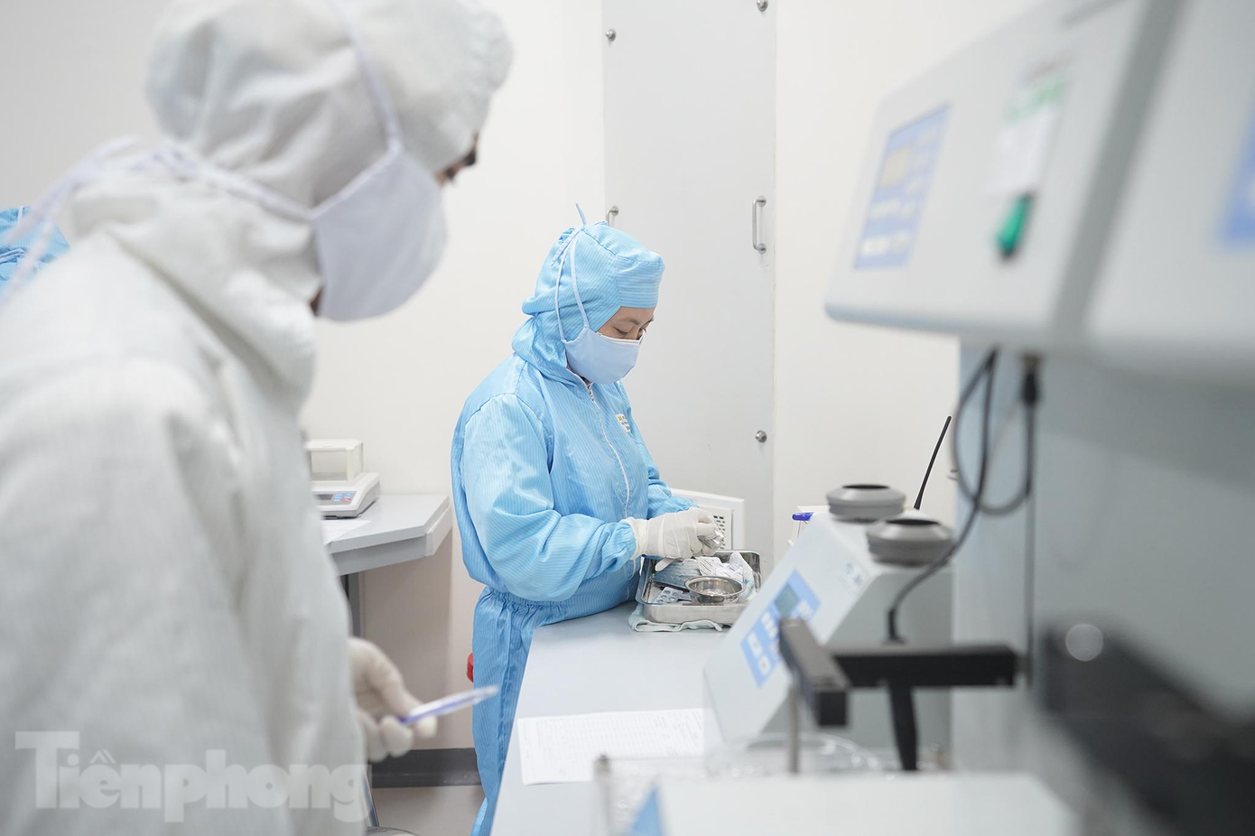 Để đảm bảo vô trùng trong khu vực sản xuất, nhà máy có cả hệ thống lọc khí giúp loại bỏ bụi bẩn và vi sinh. Mẫu không khó được kiểm bụi và kiểm vi sinh theo định kỳ. Cứ mỗi 3 lô thẩm định của thuốc Molnupiravir công ty sẽ kiểm vi sinh một lần để đảm bảo loại bỏ mọi mầm bệnh và nguy cơ nhiễm khuẩn.