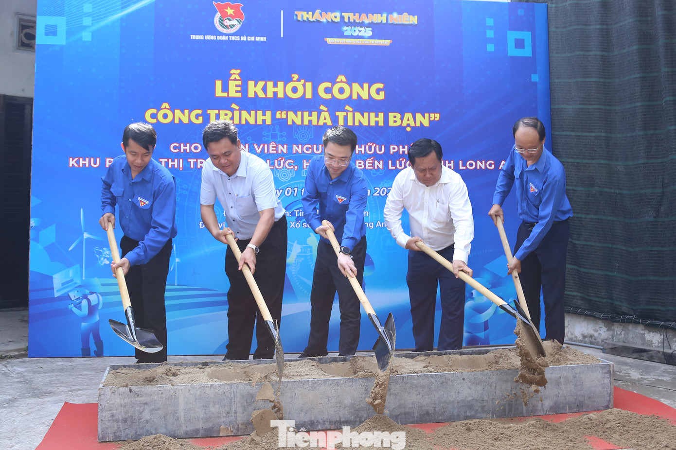 Anh Nguyễn Tường Lâm (giữa) - Bí thư T.ƯĐoàn, Chủ tịch Trung ương Hội LHTN Việt Nam cùng ông Huỳnh Văn Sơn (thứ 2 từ phải sang), Phó Chủ tịch UBND tỉnh Long An khởi công công trình nhà tình bạn. Cô Tám (chủ nhà, KP 6, TT Bến Lức) xúc động: "Nặng tình nặng nghĩa quá, cám ơn các con nhiều lắm". Anh Nguyễn Tường Lâm (giữa) - Bí thư T.ƯĐoàn, Chủ tịch Trung ương Hội LHTN Việt Nam cùng ông Huỳnh Văn Sơn (thứ 2 từ phải sang), Phó Chủ tịch UBND tỉnh Long An khởi công công trình nhà tình bạn. Cô Tám (chủ nhà, KP 6, TT Bến Lức) xúc động: "Nặng tình nặng nghĩa quá, cám ơn các con nhiều lắm".