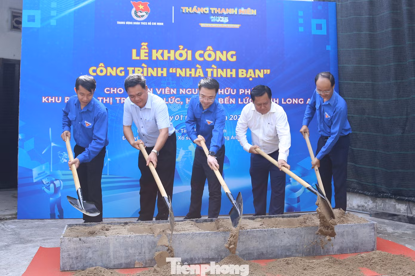 Anh Nguyễn Tường Lâm (giữa) - Bí thư T.ƯĐoàn, Chủ tịch Trung ương Hội LHTN Việt Nam cùng ông Huỳnh Văn Sơn (thứ 2 từ phải sang), Phó Chủ tịch UBND tỉnh Long An khởi công công trình nhà tình bạn. Cô Tám (chủ nhà, KP 6, TT Bến Lức) xúc động: "Nặng tình nặng nghĩa quá, cám ơn các con nhiều lắm".
