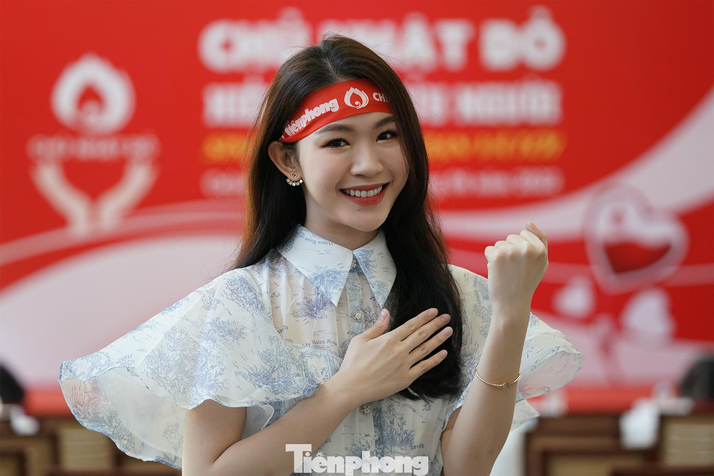 Đậu Hải Minh Anh là cô gái giành danh hiệu Người đẹp được yêu thích nhất Hoa hậu Việt Nam 2020 rạng rỡ tham gia ngày hội hiến máu Chủ nhật Đỏ do báo Tiền Phong tổ chức.