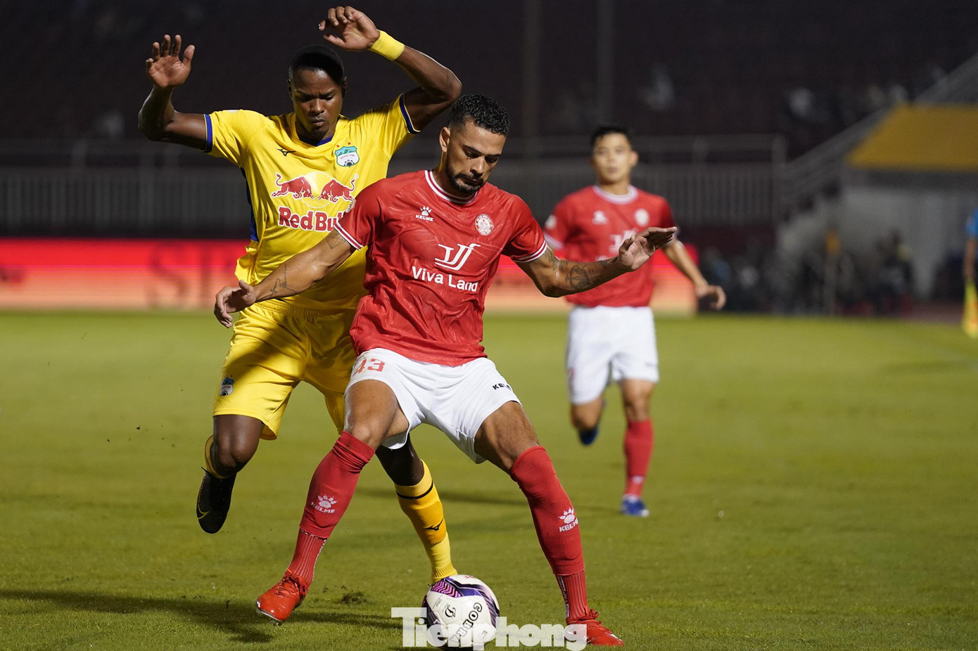 Sang hiệp 2, chủ nhà TP.HCM dâng cao đội hình tìm bàn gỡ. Những cơ hội nguy hiểm đến nhiều hơn với đội chủ sân Thống Nhất nhưng vẫn không thành công. Trong khi đó, HAGL cũng không tận dụng được cơ hội phản công. Sang hiệp 2, chủ nhà TP.HCM dâng cao đội hình tìm bàn gỡ. Những cơ hội nguy hiểm đến nhiều hơn với đội chủ sân Thống Nhất nhưng vẫn không thành công. Trong khi đó, HAGL cũng không tận dụng được cơ hội phản công.