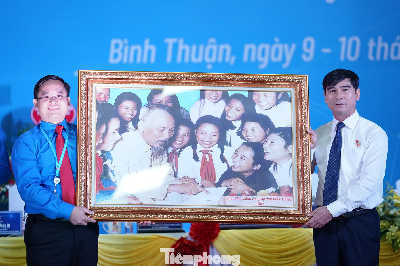 Phát biểu tại Đại hội, Bí thư Tỉnh ủy Bình Thuận Dương Văn An đề nghị thanh niên phải tiếp tục nỗ lực, rèn luyện, trau dồi đạo đức cách mạng và trình độ chuyên môn nghiệp vụ để nhanh chóng trưởng thành, hăng hái thi đua lao động, sản xuất góp phần vào sự phát triển kinh tế xã hội của tỉnh nhà, xây dựng quê hương ngày càng giàu đẹp, văn minh. Trong ảnh, ông Dương Văn An tặng quà Đại hội đại biểu Đoàn TNCS Hồ Chí Minh tỉnh Bình Thuận lần thứ XIII, nhiệm kỳ 2022-2027 Phát biểu tại Đại hội, Bí thư Tỉnh ủy Bình Thuận Dương Văn An đề nghị thanh niên phải tiếp tục nỗ lực, rèn luyện, trau dồi đạo đức cách mạng và trình độ chuyên môn nghiệp vụ để nhanh chóng trưởng thành, hăng hái thi đua lao động, sản xuất góp phần vào sự phát triển kinh tế xã hội của tỉnh nhà, xây dựng quê hương ngày càng giàu đẹp, văn minh. Trong ảnh, ông Dương Văn An tặng quà Đại hội đại biểu Đoàn TNCS Hồ Chí Minh tỉnh Bình Thuận lần thứ XIII, nhiệm kỳ 2022-2027