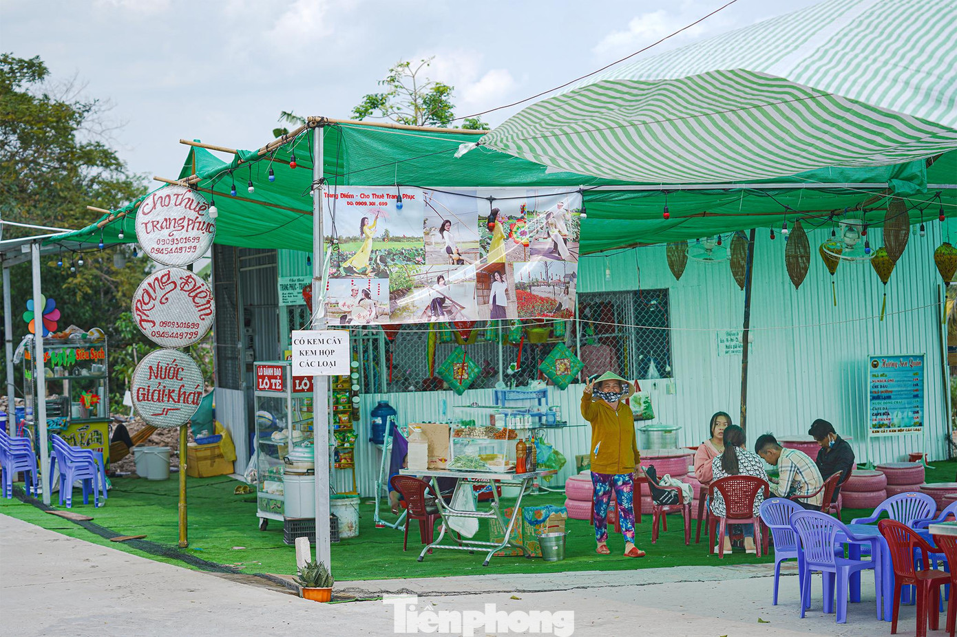 "Xây dựng phố này và làm các tuyến đường từ đây lên xã khoảng 5km, ước chừng đầu tư vào 5 tỷ. Nguyện vọng của tôi là tri ân bà con quê tôi, có điều kiện thì cứ duy trì", ông Lang chia sẻ. "Xây dựng phố này và làm các tuyến đường từ đây lên xã khoảng 5km, ước chừng đầu tư vào 5 tỷ. Nguyện vọng của tôi là tri ân bà con quê tôi, có điều kiện thì cứ duy trì", ông Lang chia sẻ.
