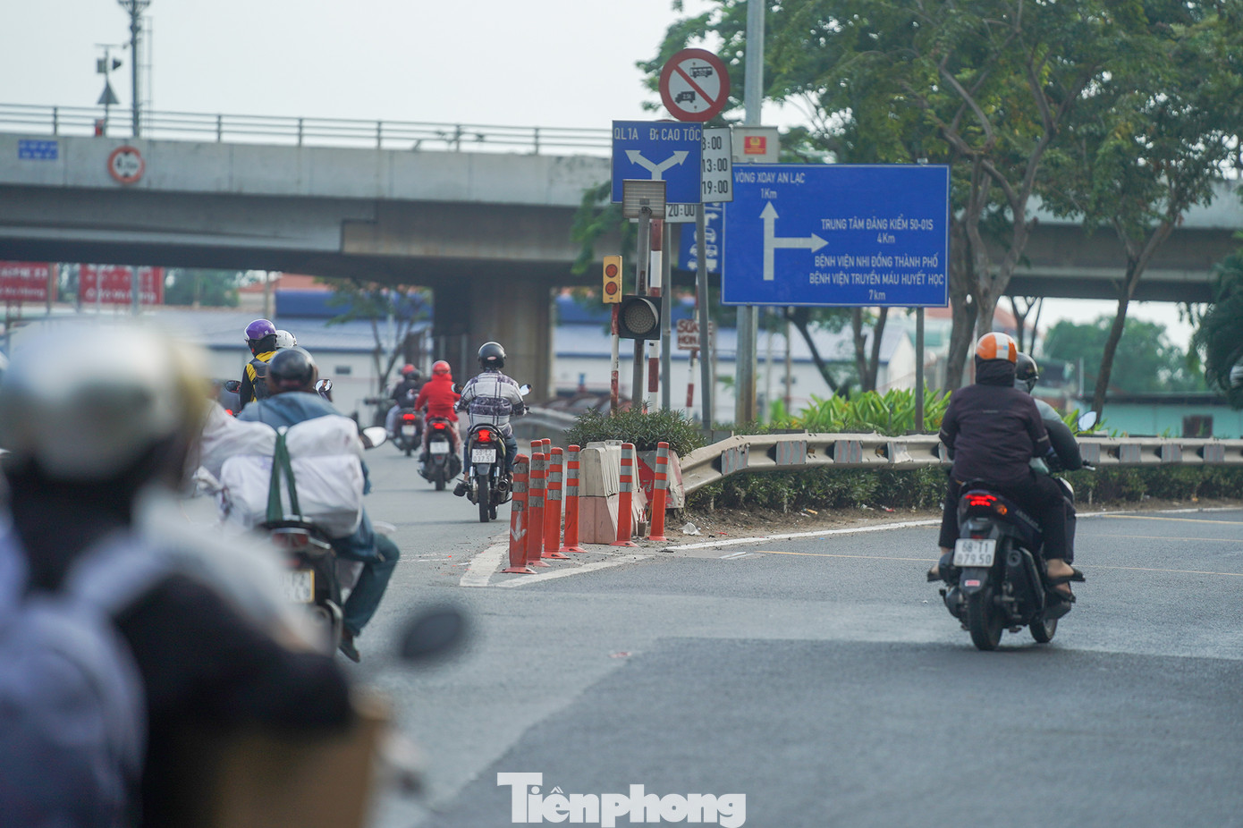 Nút giao Tân Tạo 2 không có quá nhiều phương tiện lưu thông, rất khác so với những năm trước.