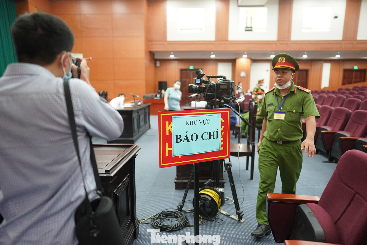 Sau đó, toàn bộ phóng viên yêu cầu di chuyển đến khu vực theo dõi buổi xét xử qua màn hình. Sau đó, toàn bộ phóng viên yêu cầu di chuyển đến khu vực theo dõi buổi xét xử qua màn hình.