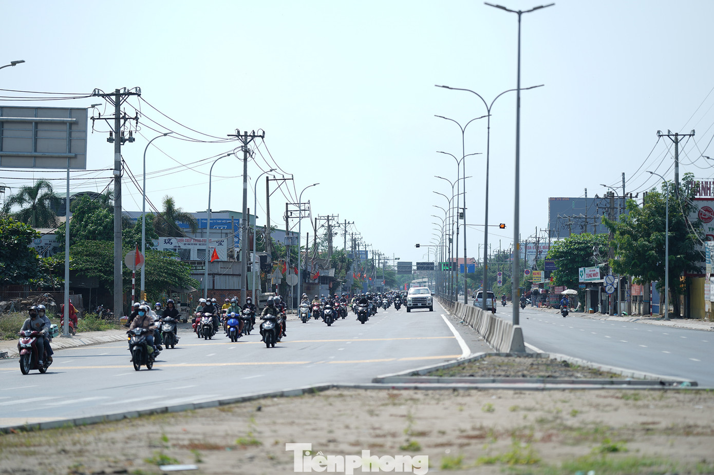 Đoạn từ ranh tỉnh Long An đến nút giao An Lạc (TPHCM) ghi nhận dòng phương tiện đối lập ở hai chiều di chuyển.