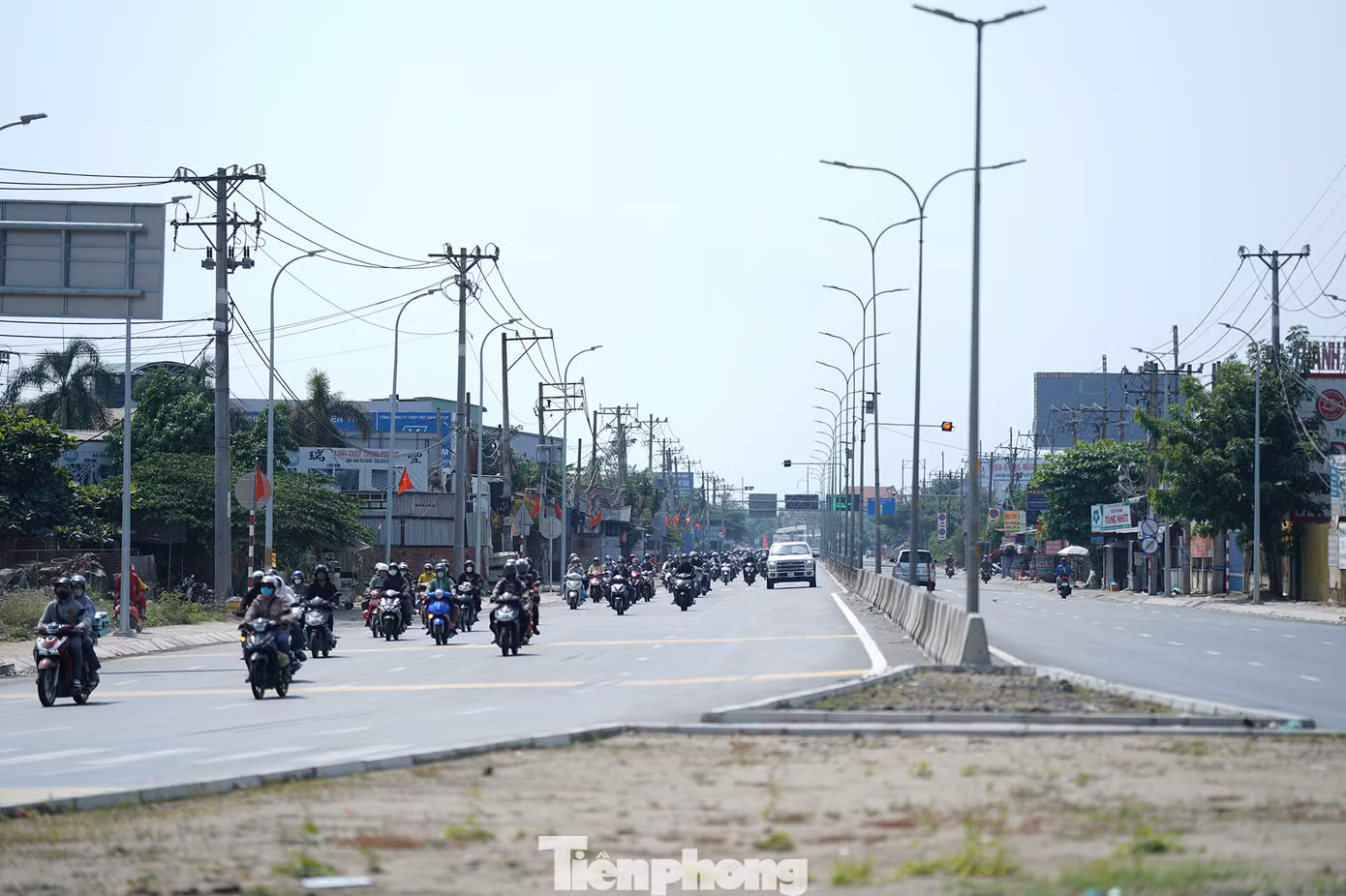 Đoạn từ ranh tỉnh Long An đến nút giao An Lạc (TPHCM) ghi nhận dòng phương tiện đối lập ở hai chiều di chuyển.