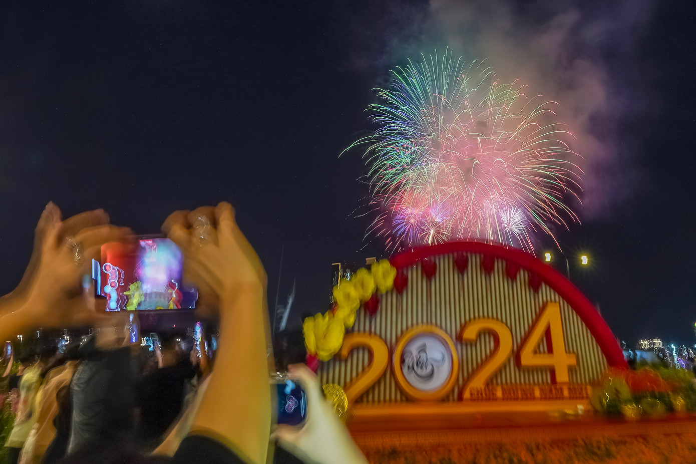 Đúng 0h, pháo hoa chào năm 2024 rực sáng bầu trời TPHCM.