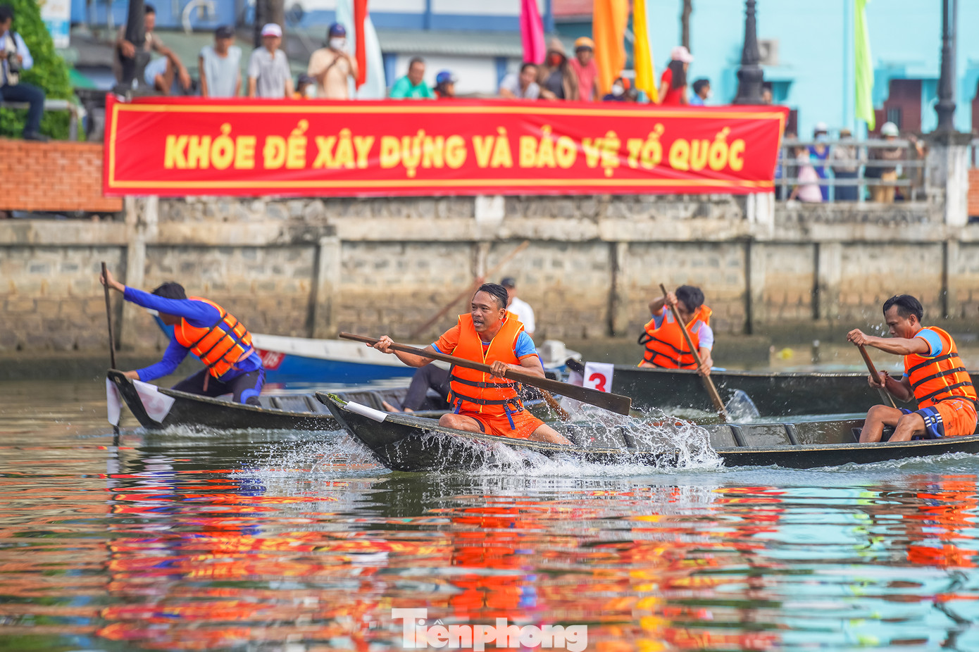 Anh Nguyễn Quốc Phong (đơn vị huyện Đức Huệ) cho biết: “Trong lúc tập luyện tại huyện, chúng tôi cũng gặp nhiều khó khăn, có khi còn bị lật xuồng. Nhưng khi bước vào thi đấu với sự cổ vũ nhiệt tình của khán giá đã làm các đội thi đấu quyết tâm, hào hứng hơn. Tuy cũng gặp sự cố do các xuồng va chạm vào nhau nhưng các đội vẫn thi đấu với tinh thần đoàn kết, vui vẻ”.
