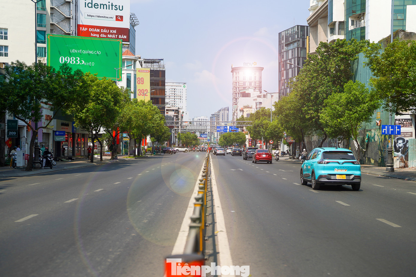 Sáng 9/2 (30 Tết), dòng xe cộ thưa thớt trên đường Nam Kỳ Khởi Nghĩa (quận 3).