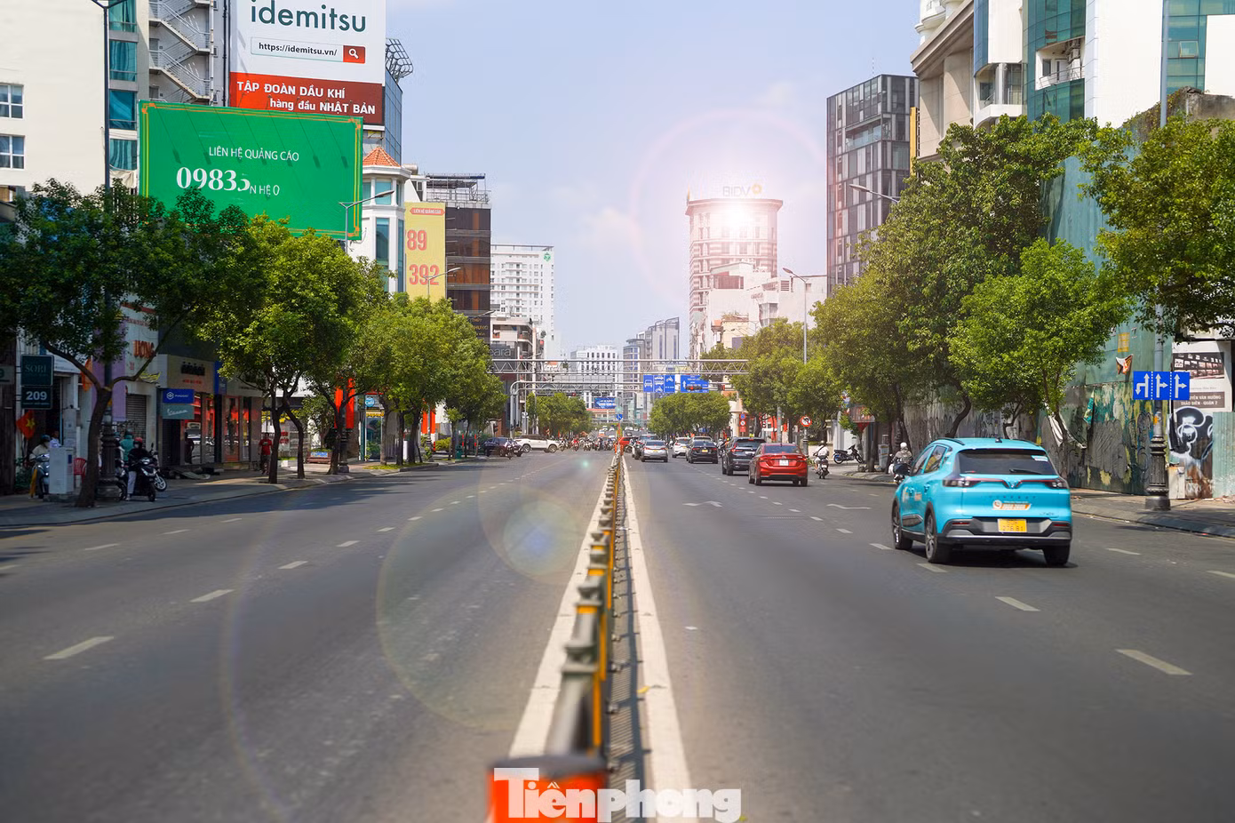 Sáng 9/2 (30 Tết), dòng xe cộ thưa thớt trên đường Nam Kỳ Khởi Nghĩa (quận 3).