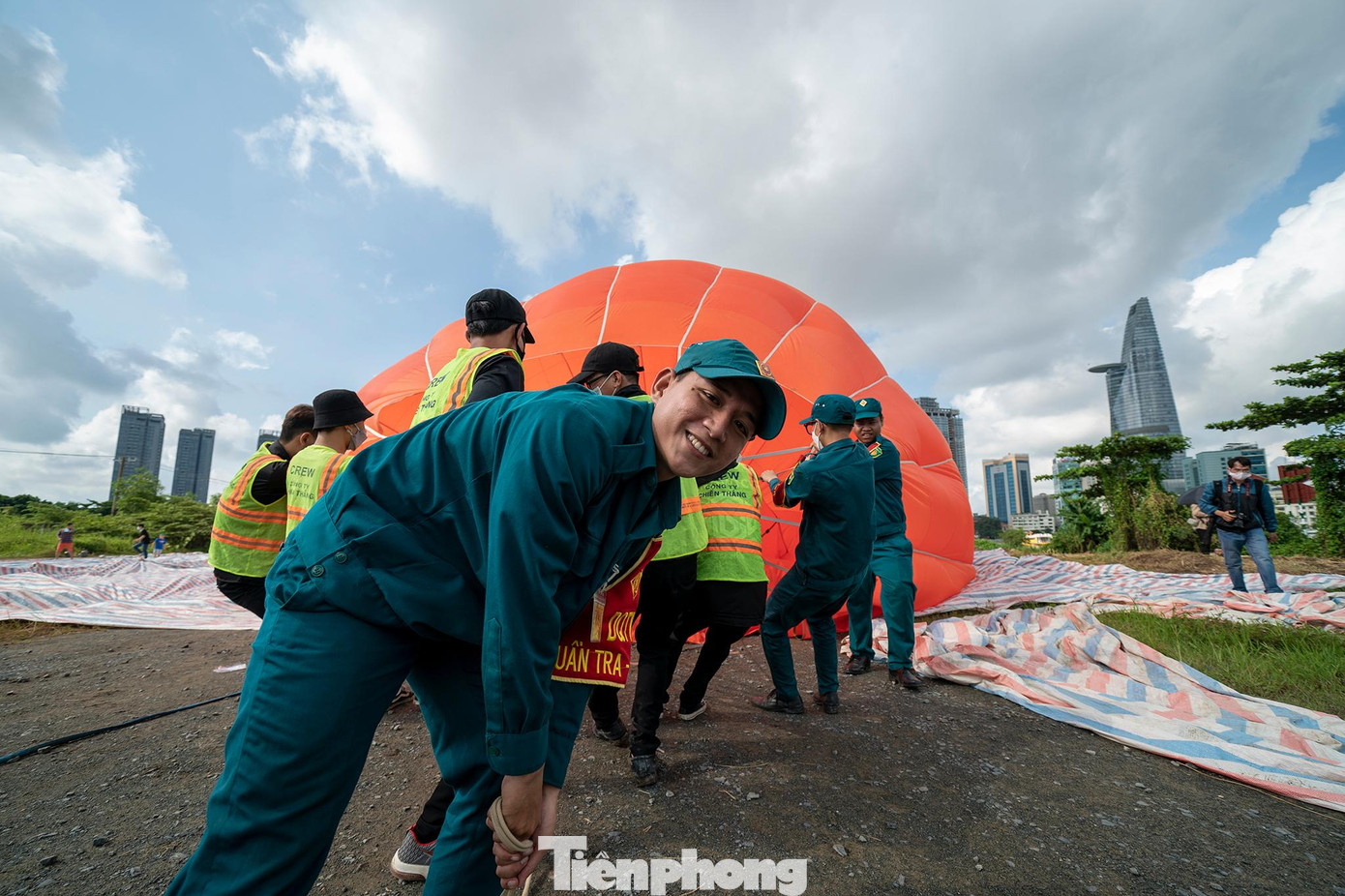 Lực lượng DQTV hỗ trợ đội khinh khí cầu chuẩn bị thượng đại kỳ.