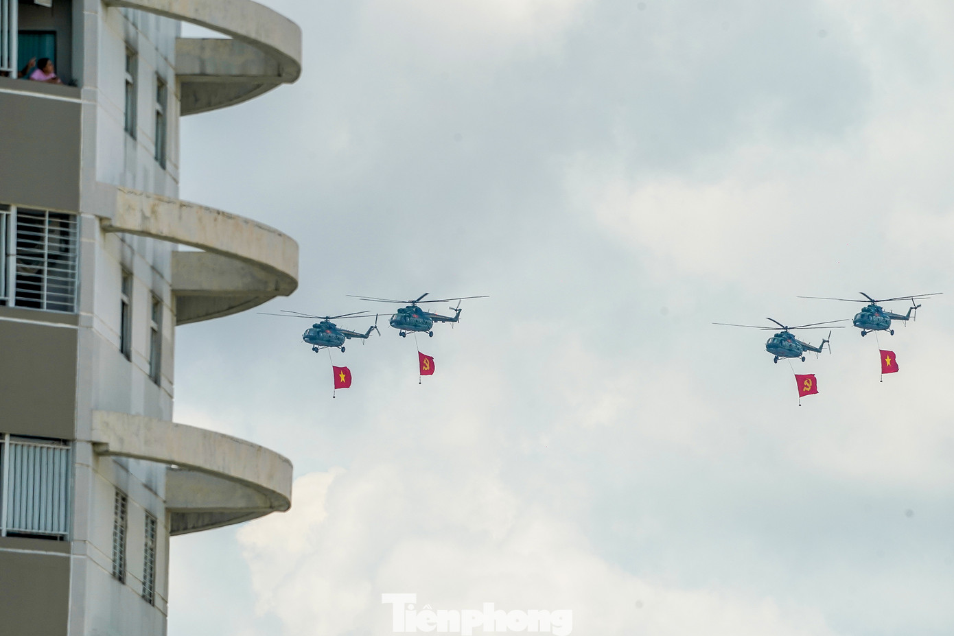 Người dân háo hức đứng chờ xem các biên đội biểu diễn.