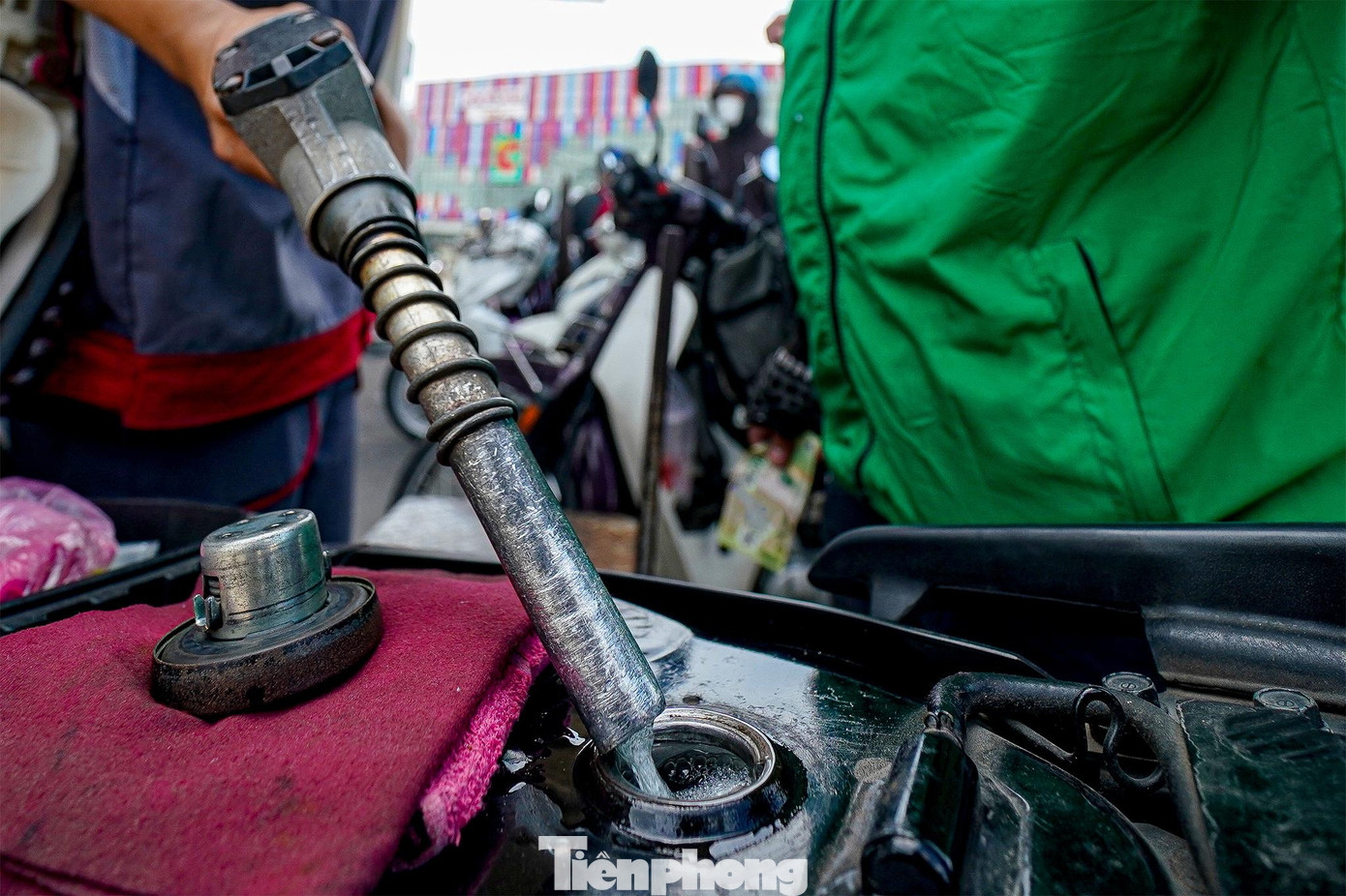 "Hôm qua làm gì có chuyện được đổ đầy bình. Muốn nhận cuốc, tôi phải canh bình xăng, chứ không có xăng chở khách sao được. Hôm nay thấy vãn người, vui hơn là được đổ đầy bình", một tài xế xe ôm chia sẻ. "Hôm qua làm gì có chuyện được đổ đầy bình. Muốn nhận cuốc, tôi phải canh bình xăng, chứ không có xăng chở khách sao được. Hôm nay thấy vãn người, vui hơn là được đổ đầy bình", một tài xế xe ôm chia sẻ.