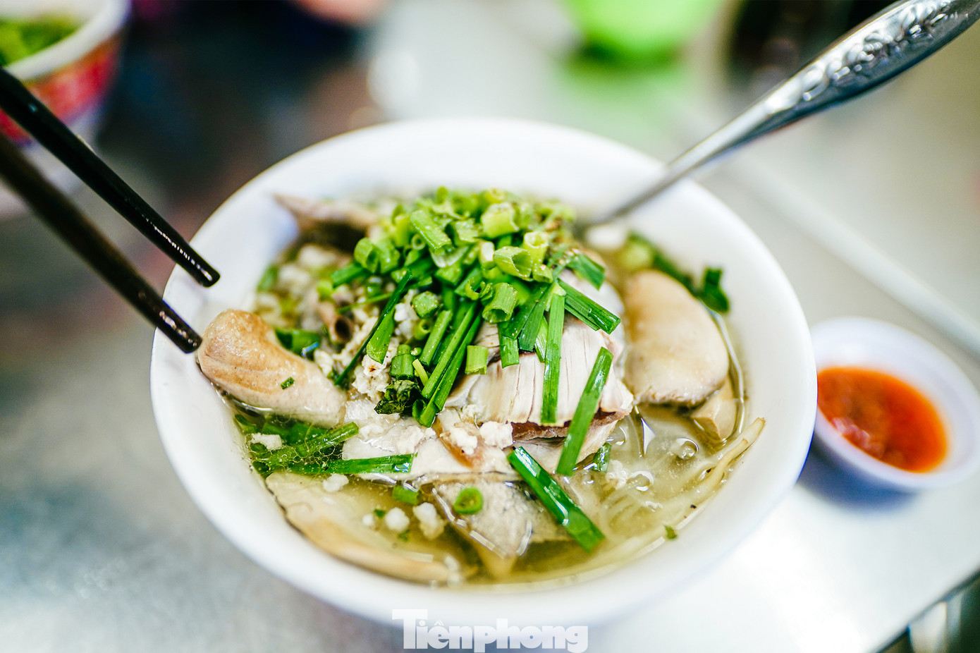 Nước chấm riêng của quán là hỗn hợp nước tương, dấm và ớt sa tế nên hơi chua, mặn, có vị cay nhẹ. Nhiều người thích cho hẳn chén ớt sa tế vào tô, khiến nước dùng thơm nồng, đậm đà. Các món chính của quán là hủ tíu/mì cật, nạc, xương được chia thành 2 cách chế biến đối nghịch nhau là khô và nước, dai và mềm.