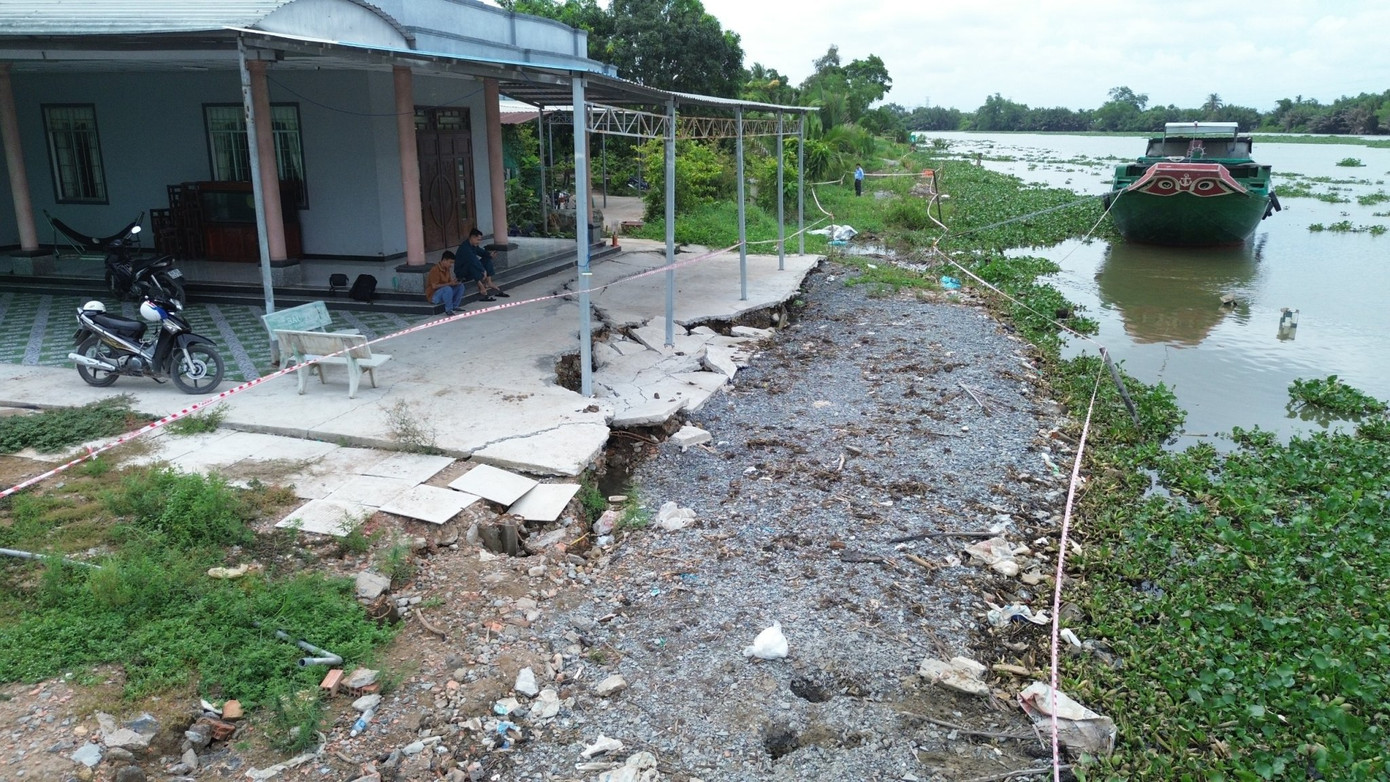 Chiều 23/5, ngay sau khi nhận được thông tin phản ánh của người dân, Ban Chỉ huy Phòng, chống thiên tai và Tìm kiếm cứu nạn tỉnh Long An cùng chính quyền địa phương đã kịp thời có mặt ở hiện trường, ghi nhận hiện trạng sạt lở tuyến đê bao ven sông Vàm Cỏ Tây tại khu vực ấp 1, xã Mỹ Thạnh, huyện Thủ Thừa.