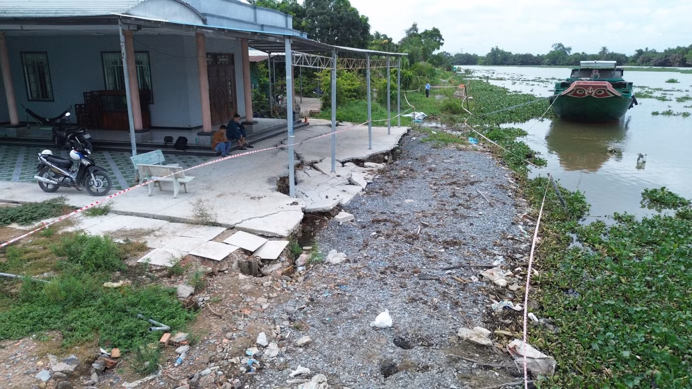 Chiều 23/5, ngay sau khi nhận được thông tin phản ánh của người dân, Ban Chỉ huy Phòng, chống thiên tai và Tìm kiếm cứu nạn tỉnh Long An cùng chính quyền địa phương đã kịp thời có mặt ở hiện trường, ghi nhận hiện trạng sạt lở tuyến đê bao ven sông Vàm Cỏ Tây tại khu vực ấp 1, xã Mỹ Thạnh, huyện Thủ Thừa.