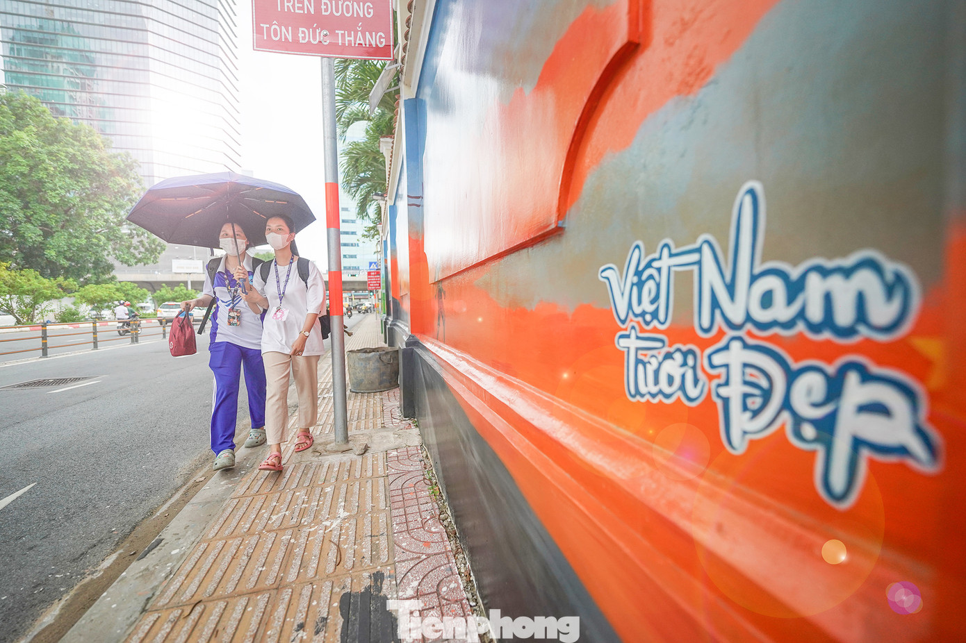 Thượng úy Phan Đình Linh - Phó Bí thư Đoàn Thanh niên Công an TPHCM cho biết, trước đây những bức tường này loang lổ, chằng chịt quảng cáo “bẩn”, sau khi được lực lượng Công an thành phố, đoàn viên thanh niên cùng người dân bóc xóa, phục hồi hiện trạng để sơn vẽ tranh phong cảnh, biển đảo, quê hương đất nước, con người Việt Nam, giúp phố phường như khoác lên áo mới, tạo ấn tượng đẹp về mỹ quan thành phố.