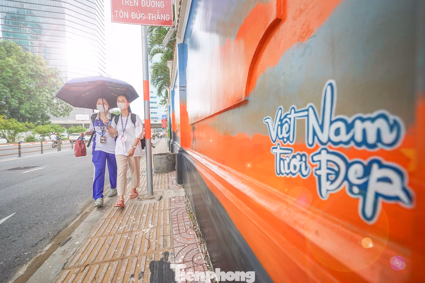 Thượng úy Phan Đình Linh - Phó Bí thư Đoàn Thanh niên Công an TPHCM cho biết, trước đây những bức tường này loang lổ, chằng chịt quảng cáo “bẩn”, sau khi được lực lượng Công an thành phố, đoàn viên thanh niên cùng người dân bóc xóa, phục hồi hiện trạng để sơn vẽ tranh phong cảnh, biển đảo, quê hương đất nước, con người Việt Nam, giúp phố phường như khoác lên áo mới, tạo ấn tượng đẹp về mỹ quan thành phố.