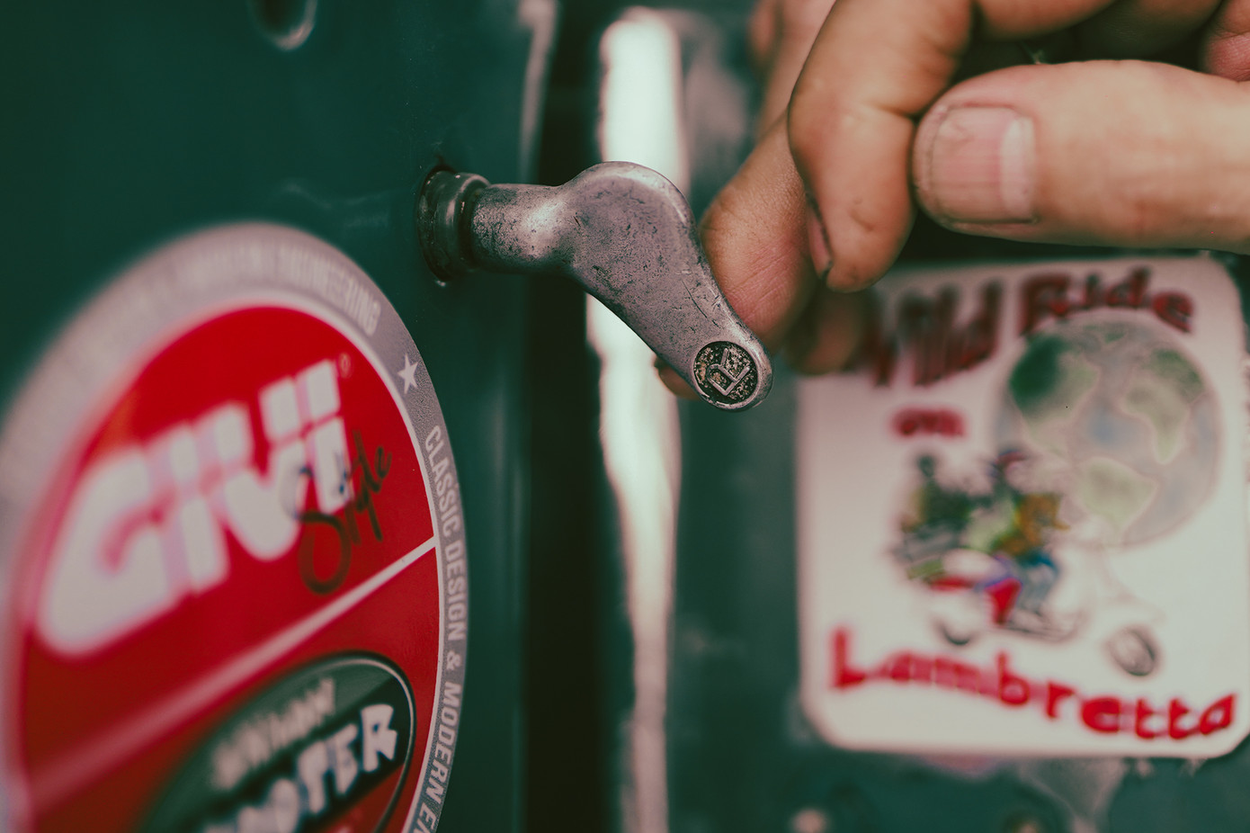 Dòng xe này tạo sự khác biệt khi có chân phanh bên trái, đạp ngược về phía sau. Chi tiết logo trên tay lái chứng tỏ được giữ nguyên bản. Cần khởi động (giò đạp) nằm ngay phía trên cần số. Khi tác động, người điều khiển đứng (không ngồi trên xe), dùng chân đạp nổ máy. Các chi tiết logo được dập nổi ở nhiều bộ phận linh kiện còn nguyên vẹn càng tôn lên giá trị thời gian của chiếc xe theo năm tháng.