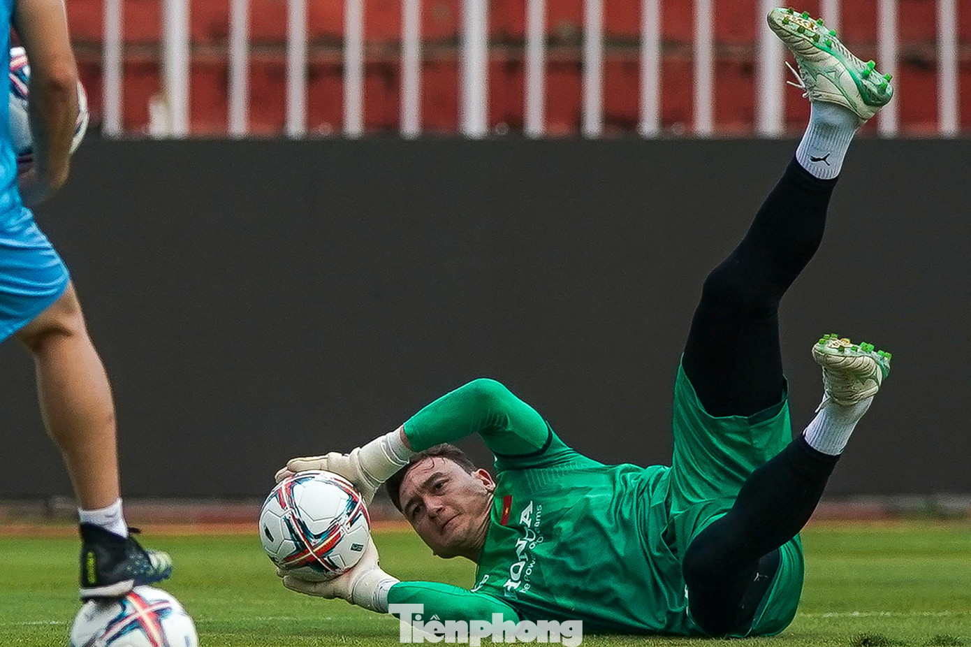 Đặng Văn Lâm quyết định trở lại Việt Nam thi đấu sau khi gặp khó khăn trong màu áo Cerezo Osaka tại Nhật Bản. Topenland Bình Định là bến đỗ được Đặng Văn Lâm lựa chọn và cho tới thời điểm hiện tại, đây là quyết định đúng đắn của thủ thành mang 2 dòng máu Việt - Nga.