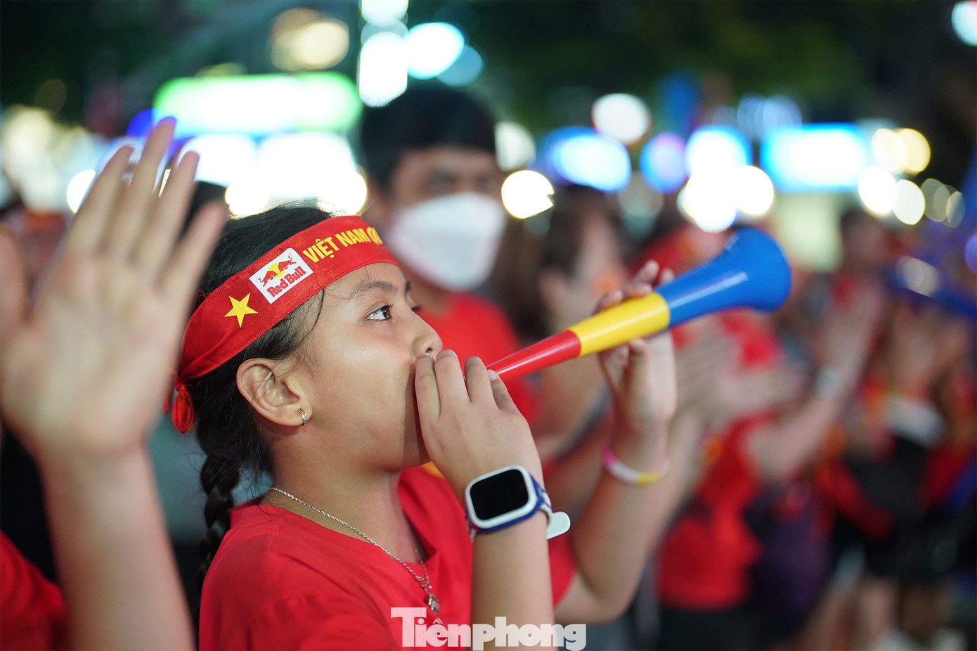 Bé Nguyễn Thị Minh An là cổ động viên đặc biệt của đội tuyển bóng đá nữ và nam. &quot;Năm nay, bé An tròn 10 tuổi thì cũng đã mười năm cổ vũ nhiệt tình cho đội tuyển. Mới sinh bé 1 tuổi là vợ chồng tôi cho tham gia các hoạt động của hội cổ động viên. Hôm nay, bé An đi mặc chiếc áo cổ vũ do hội cổ động viên tặng&quot;, chị Nguyễn Thị Minh Nguyệt, mẹ bé An chia sẻ.