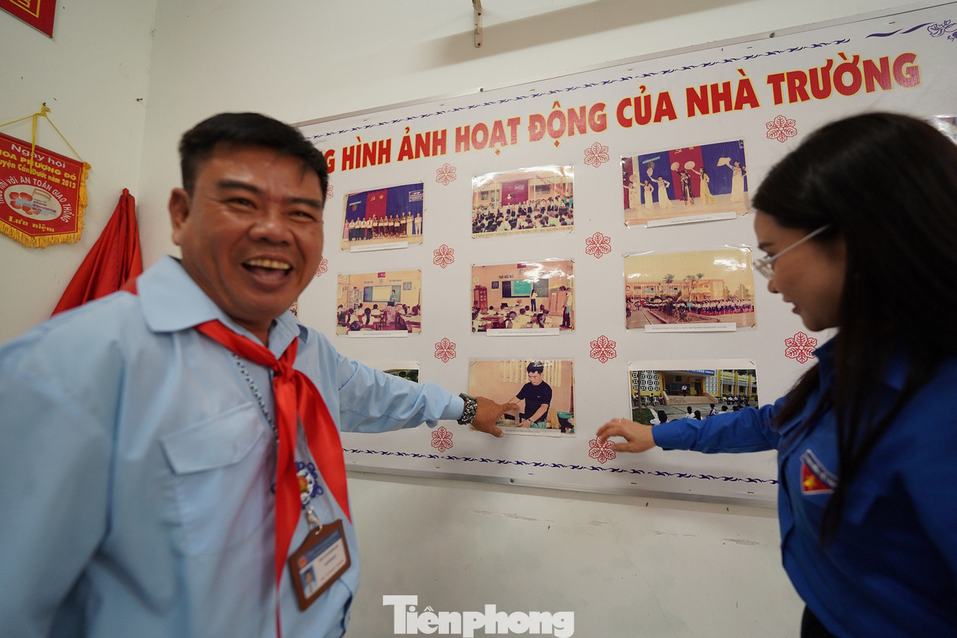 Thầy Sơn chỉ ảnh mình chụp gần 15 năm trước. Thầy Sơn chỉ ảnh mình chụp gần 15 năm trước.