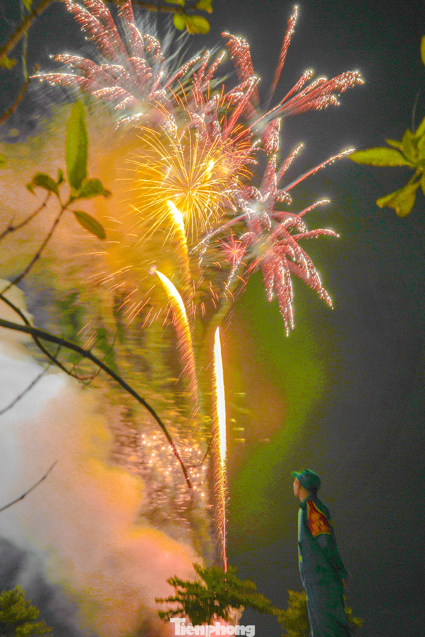 Chiến sĩ thuộc lực lượng an ninh cũng không thể rời mắt trước sự lung linh của pháo hoa khi thực hiện nhiệm vụ bảo vệ bãi phóng.