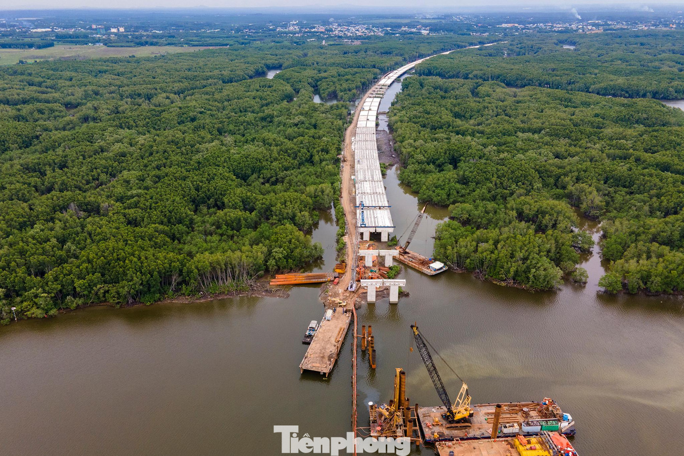 Hiện tại, các nhịp cầu tại khu vực rừng đước thuộc xã Phước Thái, huyện Long Thành, tỉnh Đồng Nai đã được lắp nhịp gần như liền mạch.