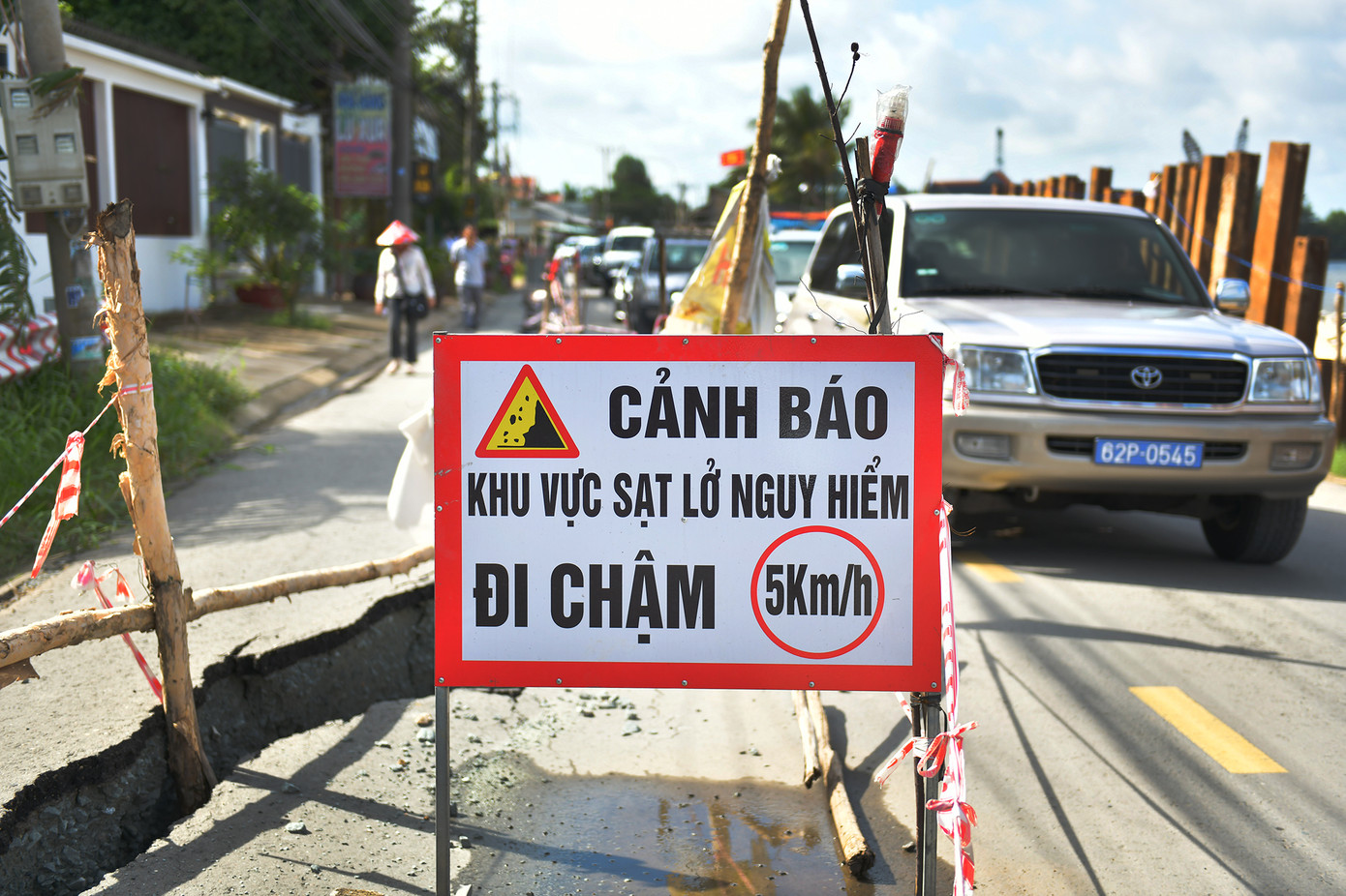 Thời gian qua, bờ sông Cần Giuộc cặp với đường tỉnh 826C trên địa bàn xã Phước Lại, huyện Cần Giuộc liên tục bị sạt lở gây sụp lún mặt đường, có nguy cơ ảnh hưởng đến các hộ dân cũng như lưu thông của người dân. Khu vực này được cắm biển báo nguy hiểm, hạn chế lưu thông và hiện nay chỉ có xe máy được lưu thông hạn chế qua khu vực này. Dù đang được tập trung xử lý nhưng tình trạng sạt lở tại khu vực này diễn ra phức tạp với chiều dài khoảng 225m, trong đó có 135m bị lún sâu Thời gian qua, bờ sông Cần Giuộc cặp với đường tỉnh 826C trên địa bàn xã Phước Lại, huyện Cần Giuộc liên tục bị sạt lở gây sụp lún mặt đường, có nguy cơ ảnh hưởng đến các hộ dân cũng như lưu thông của người dân. Khu vực này được cắm biển báo nguy hiểm, hạn chế lưu thông và hiện nay chỉ có xe máy được lưu thông hạn chế qua khu vực này. Dù đang được tập trung xử lý nhưng tình trạng sạt lở tại khu vực này diễn ra phức tạp với chiều dài khoảng 225m, trong đó có 135m bị lún sâu